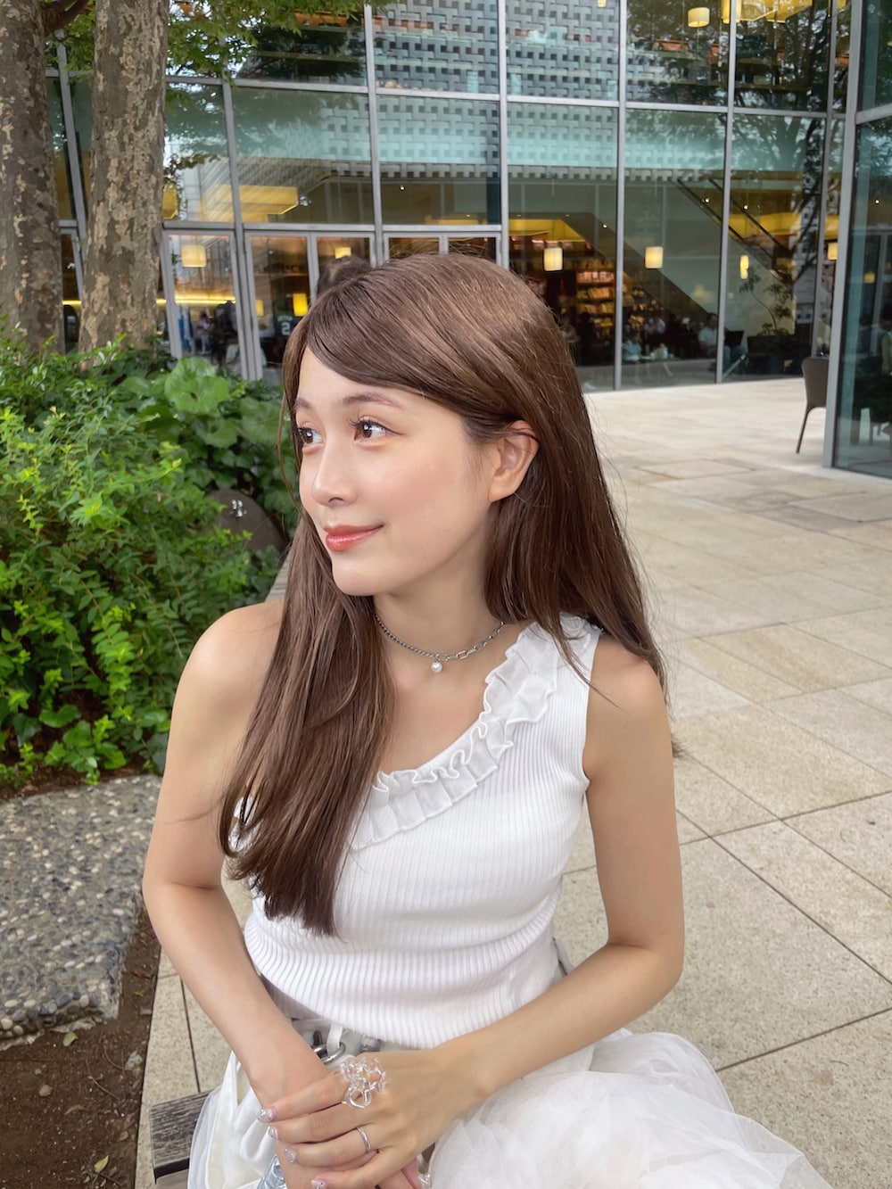 ホワイト系のジャンパースカート、ホワイト系のその他トップスを着用したレディースの夏コーディネートの2枚目の写真