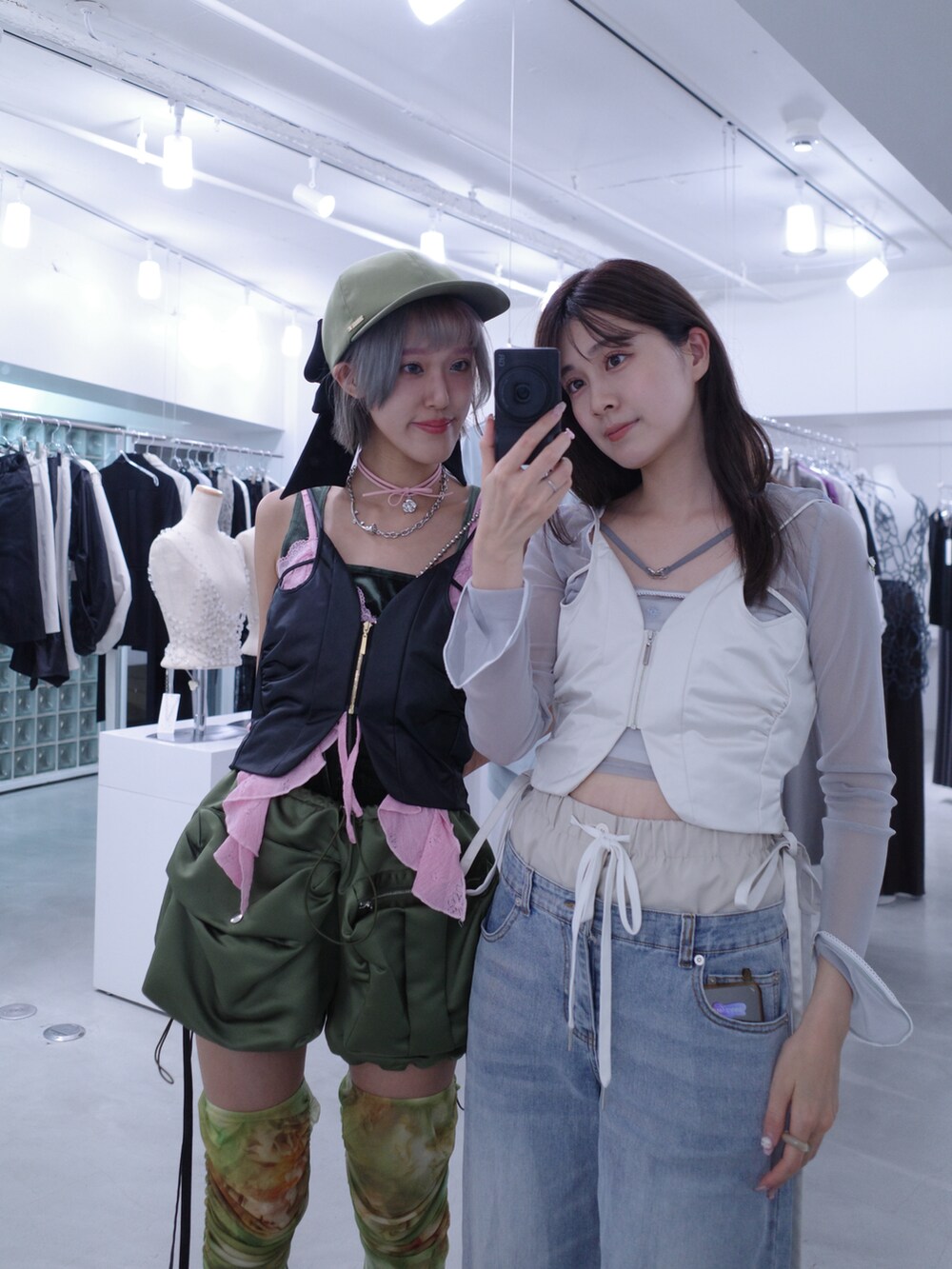 ホワイト系のトップス、ブルー系のTシャツ/カットソー、ブルー系のデニムパンツを着用したレディースの秋コーディネートの2枚目の写真