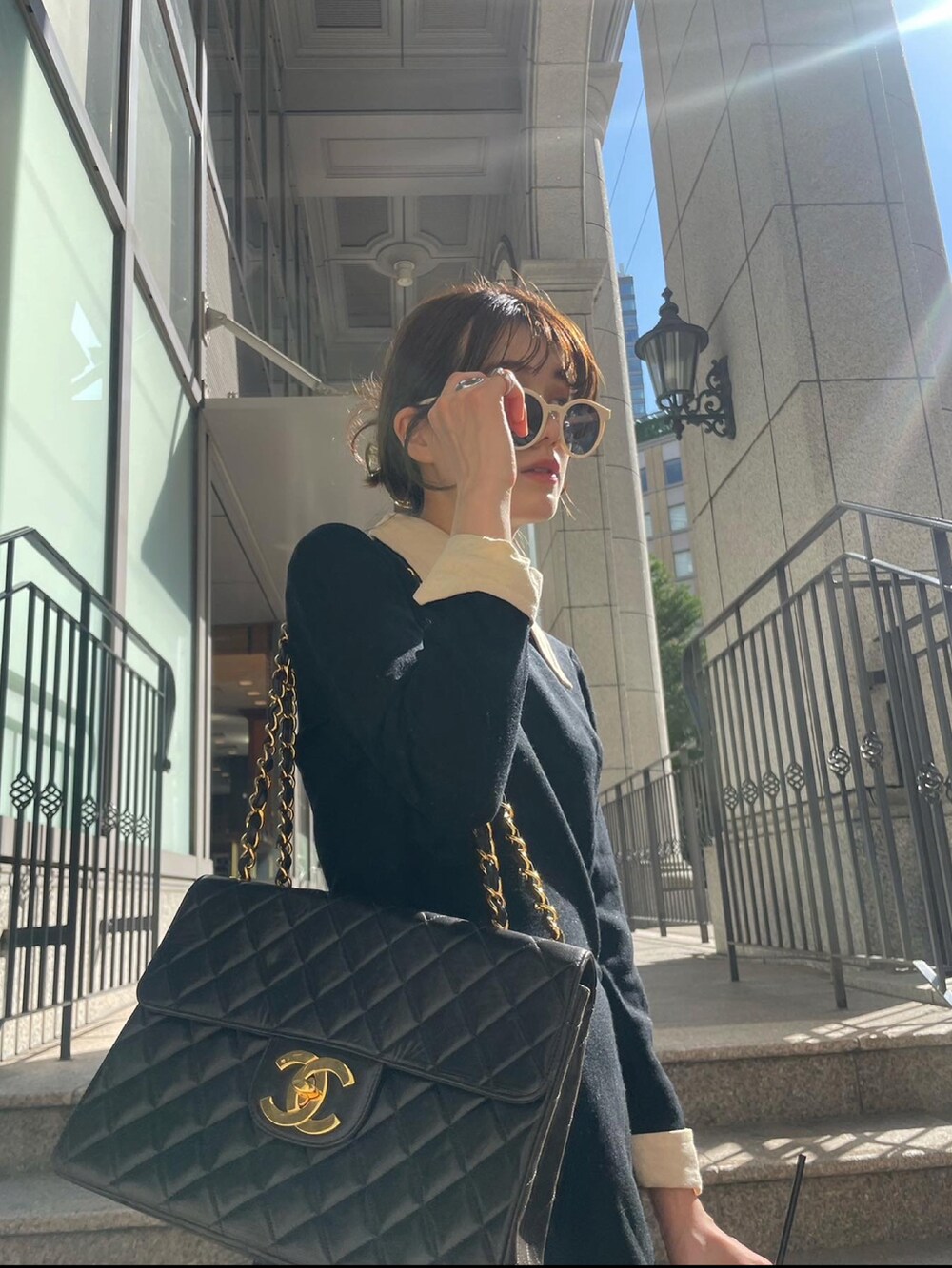 ブラック系のブーツを着用したレディースの秋コーディネートの3枚目の写真