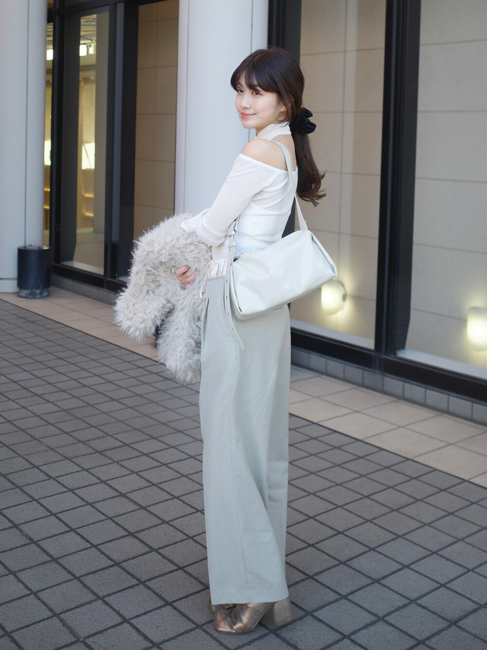 ホワイト系のジャケット/アウター、ホワイト系のTシャツ/カットソー、ベージュ系のパンツを着用したレディースの冬コーディネートの2枚目の写真