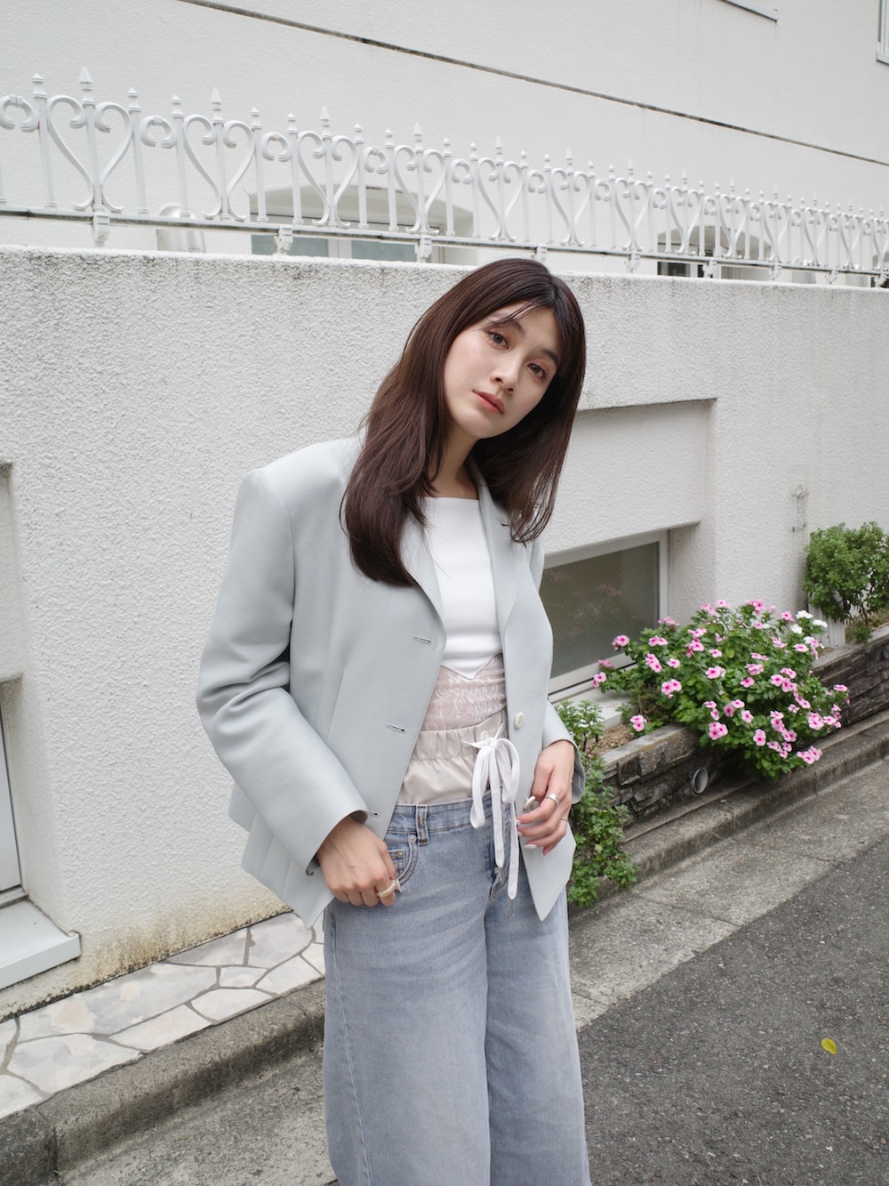 ブルー系のジャケット/アウター、ブルー系のデニムパンツ、ブラック系のパンプスを着用したレディースの秋コーディネートの2枚目の写真