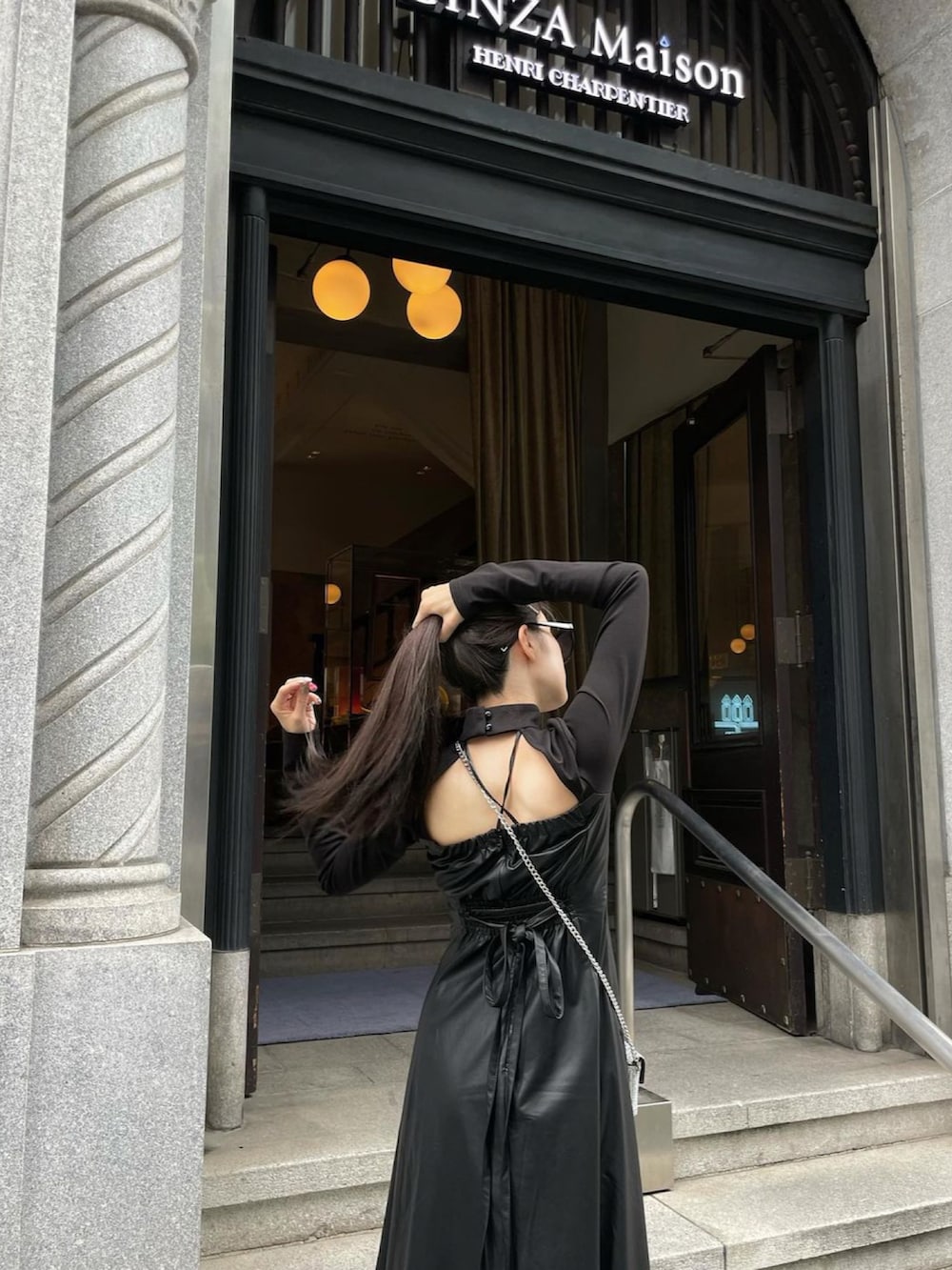 ブラック系のワンピース/ドレスを着用したレディースの秋コーディネートの3枚目の写真