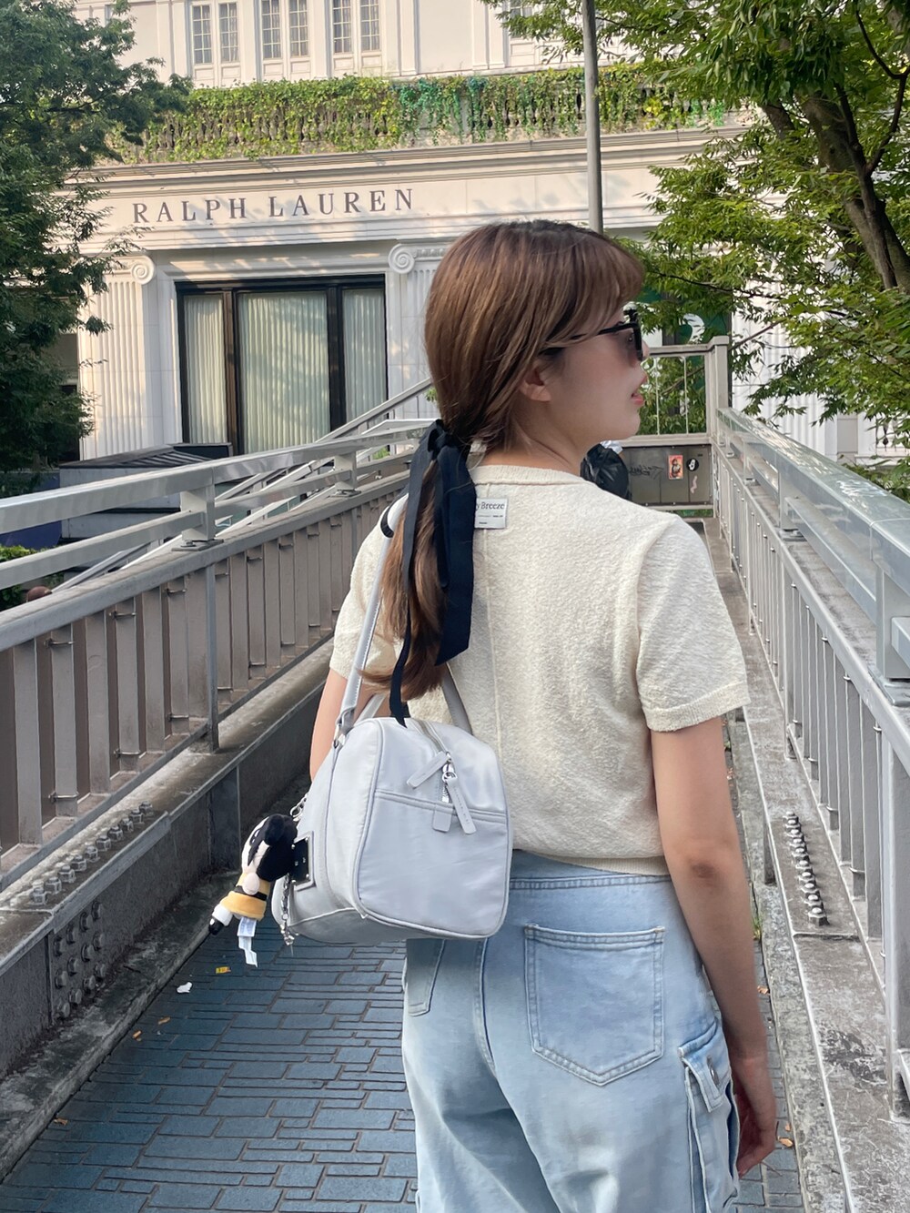 ベージュ系のTシャツ/カットソー、ホワイト系のサンダルを着用したレディースの夏コーディネートの3枚目の写真