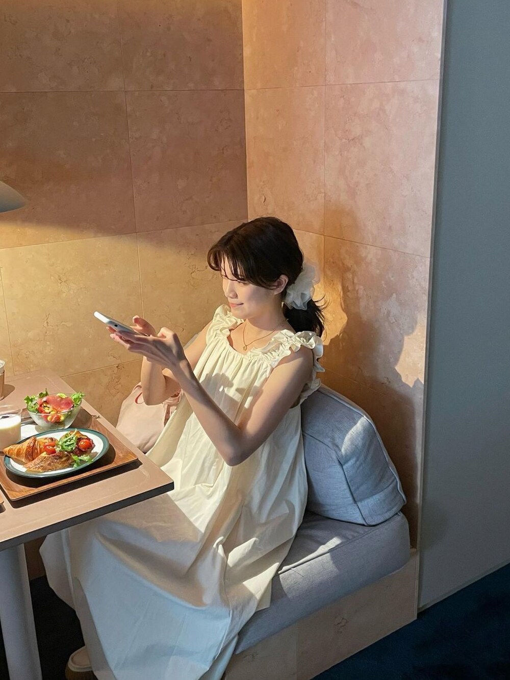 ホワイト系のワンピースを着用したレディースの夏コーディネートの5枚目の写真