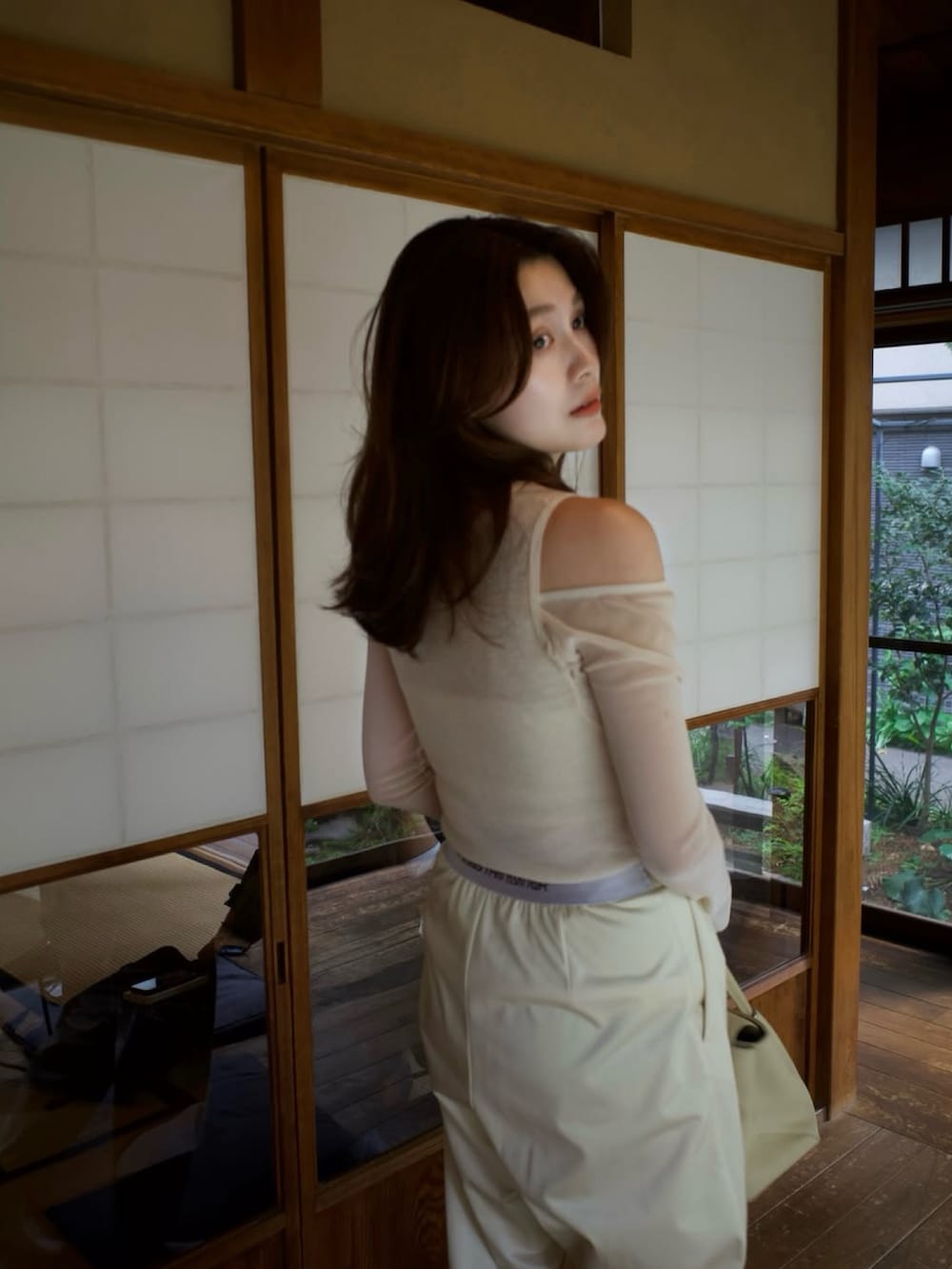 ホワイト系のTシャツ/カットソー、ベージュ系のその他パンツを着用したレディースの春コーディネートの2枚目の写真