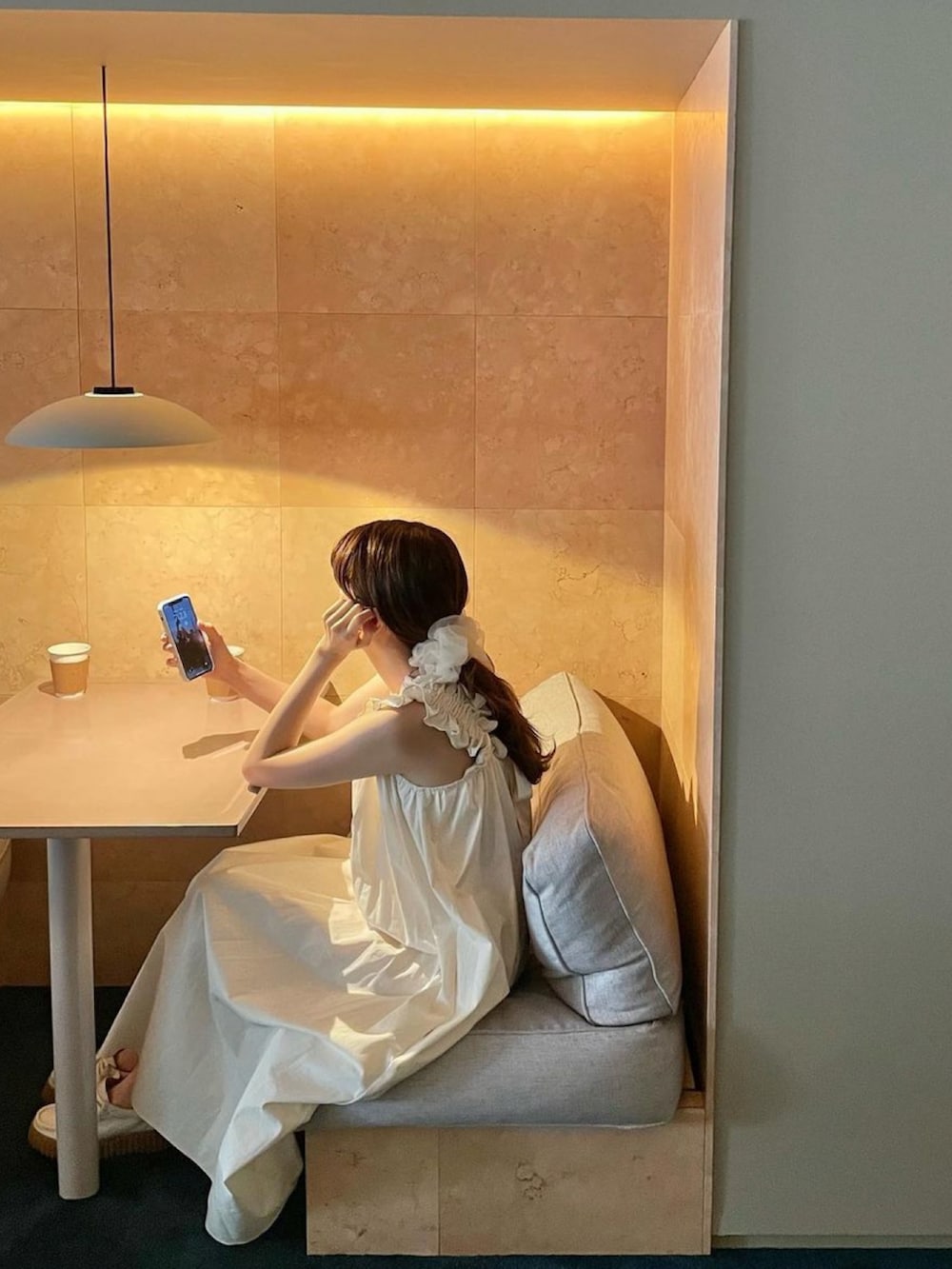 ホワイト系のワンピースを着用したレディースの夏コーディネートの3枚目の写真