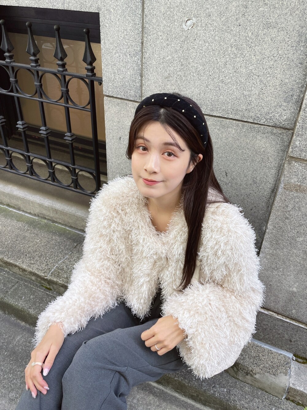 ベージュ系のブルゾン、グレー系のパンツ、ブラック系のカチューシャを着用したレディースの秋コーディネートの2枚目の写真