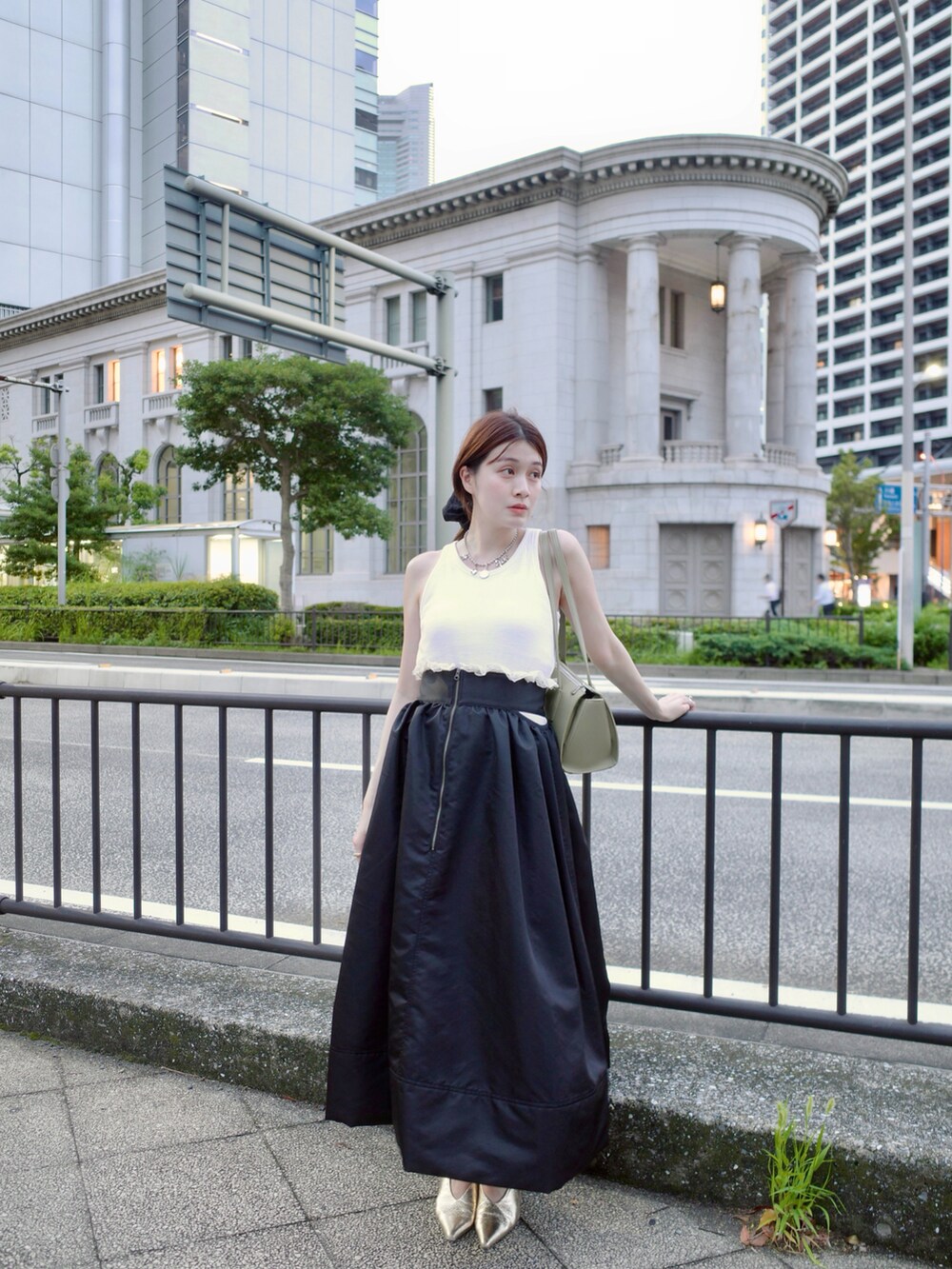 ホワイト系のトップス、その他のスカート、ゴールド系のパンプスを着用したレディースの夏コーディネートの2枚目の写真