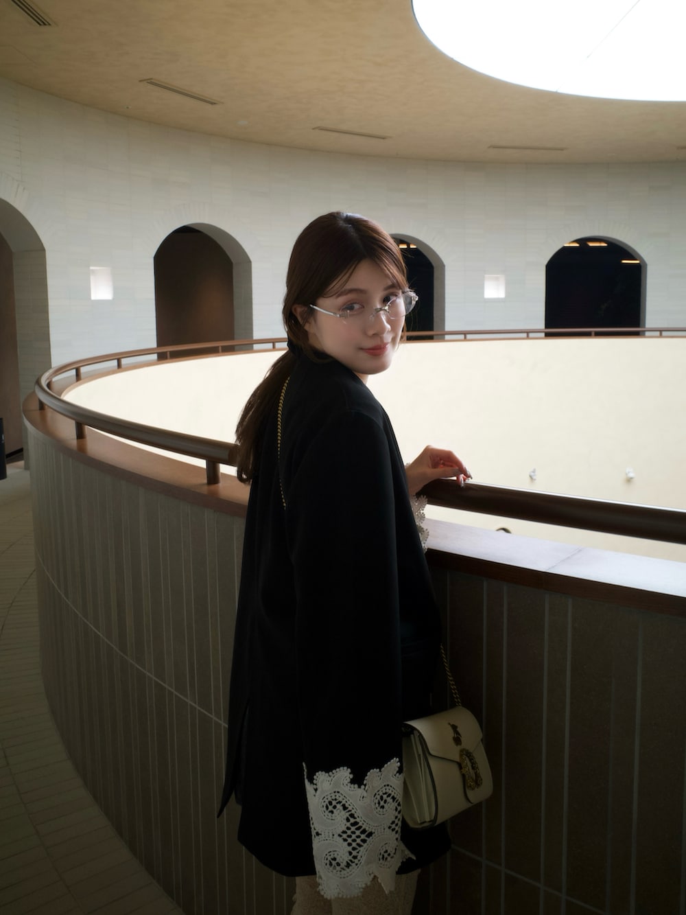 ブラック系のノーカラージャケット、ブラック系のパンプス、ベージュ系のレギンス/スパッツを着用したレディースの秋コーディネートの2枚目の写真