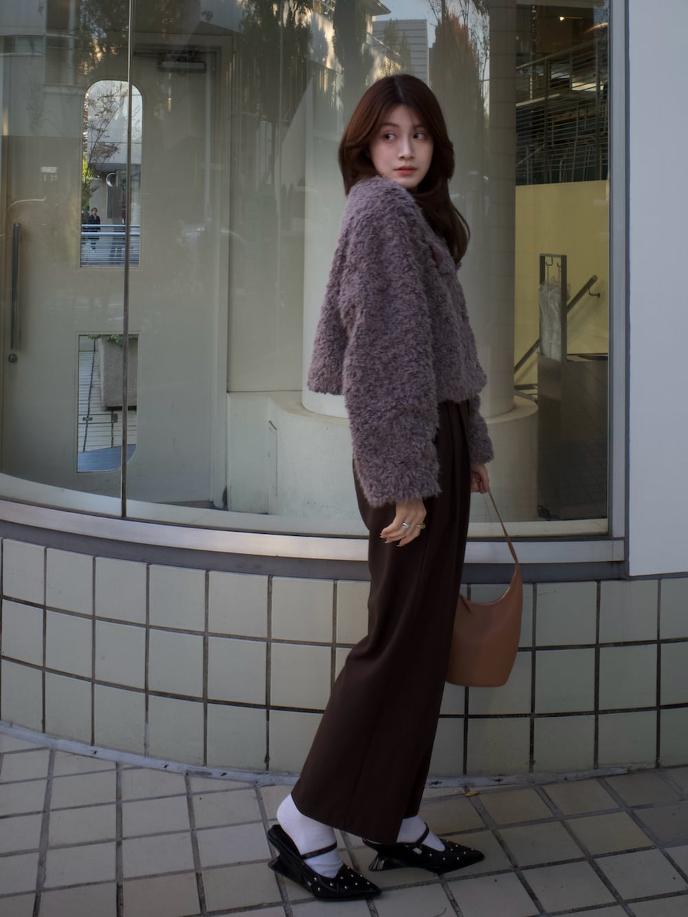 ベージュ系のブルゾン、ブラック系のパンプスを着用したレディースの秋コーディネートの3枚目の写真