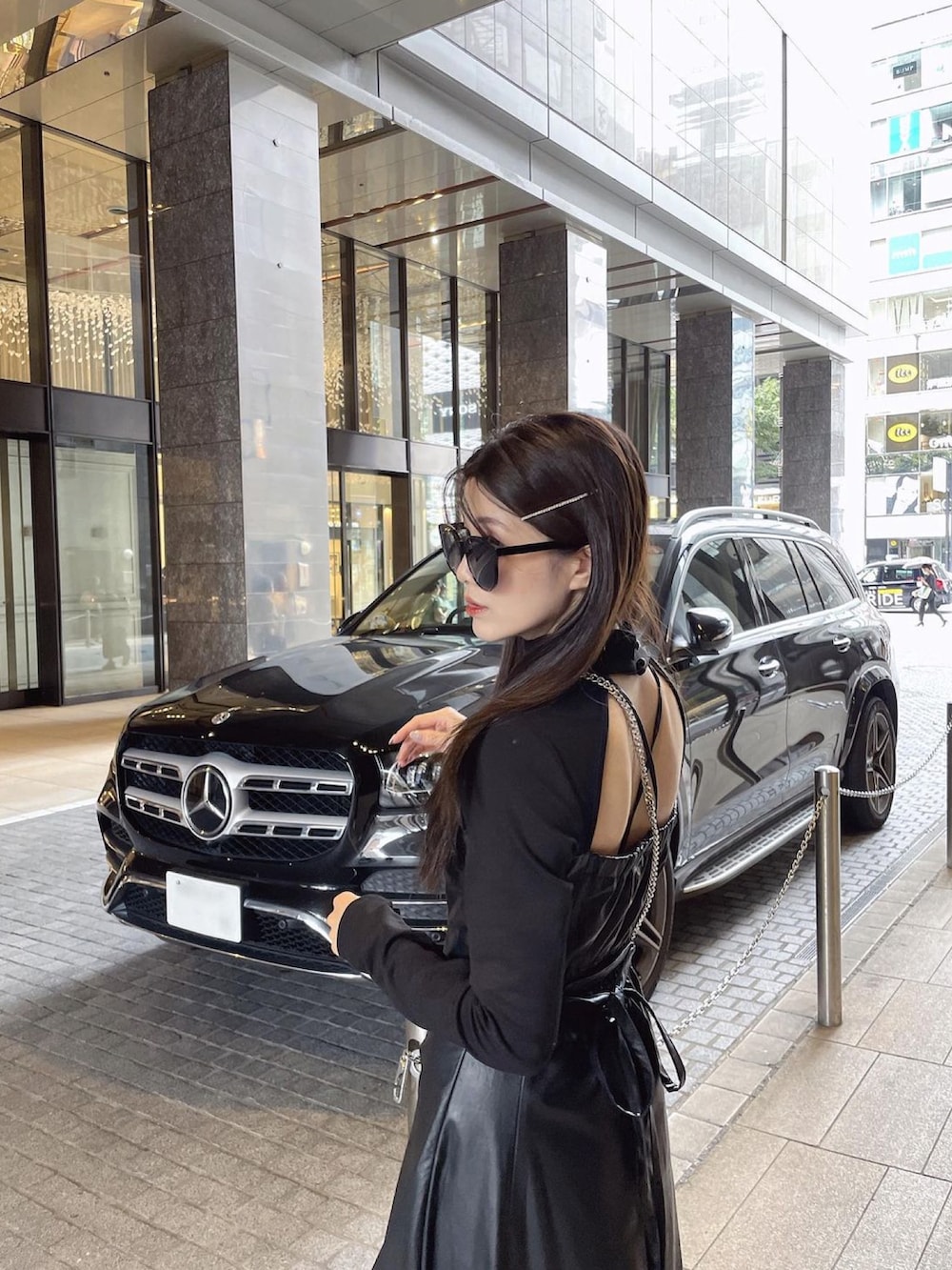 ブラック系のワンピース/ドレスを着用したレディースの秋コーディネートの4枚目の写真