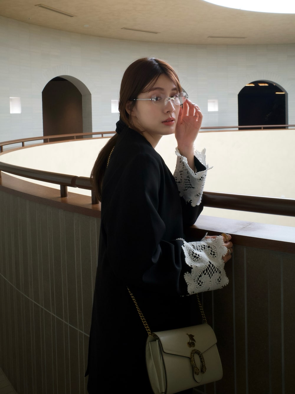 ブラック系のノーカラージャケット、ブラック系のパンプス、ベージュ系のレギンス/スパッツを着用したレディースの秋コーディネートの3枚目の写真