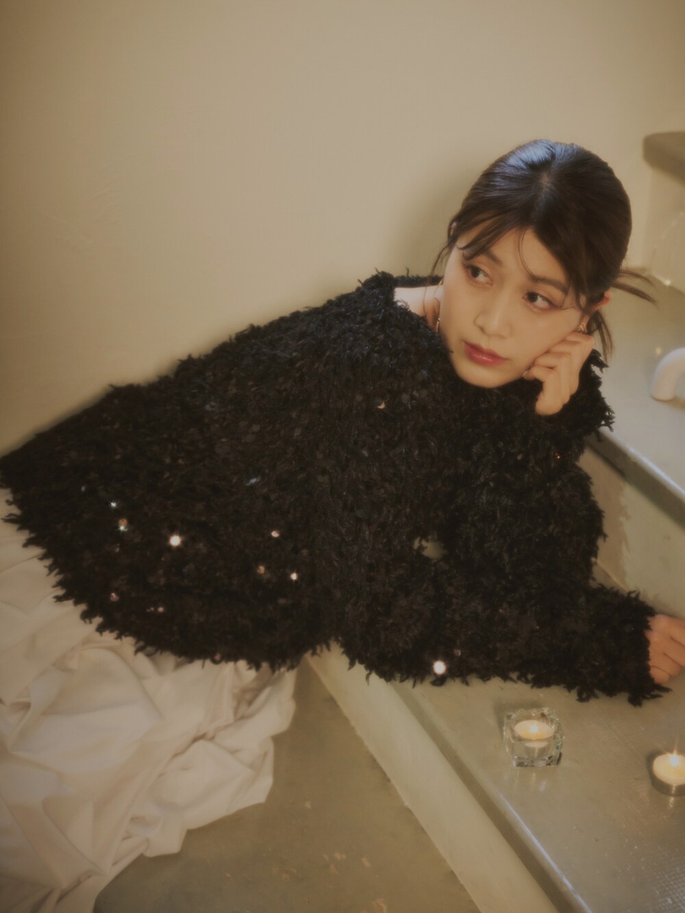 ブラック系のTシャツ/カットソー、ホワイト系のスカートを着用したレディースの秋コーディネートの3枚目の写真