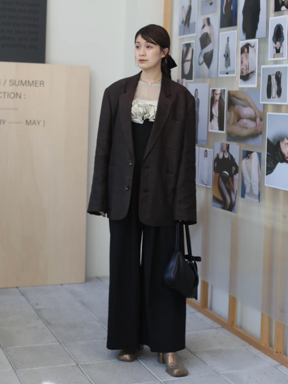 ブラック系のつなぎ/オールインワン、その他のトップス、ブラウン系のテーラードジャケットを着用したレディースの秋コーディネートの2枚目の写真