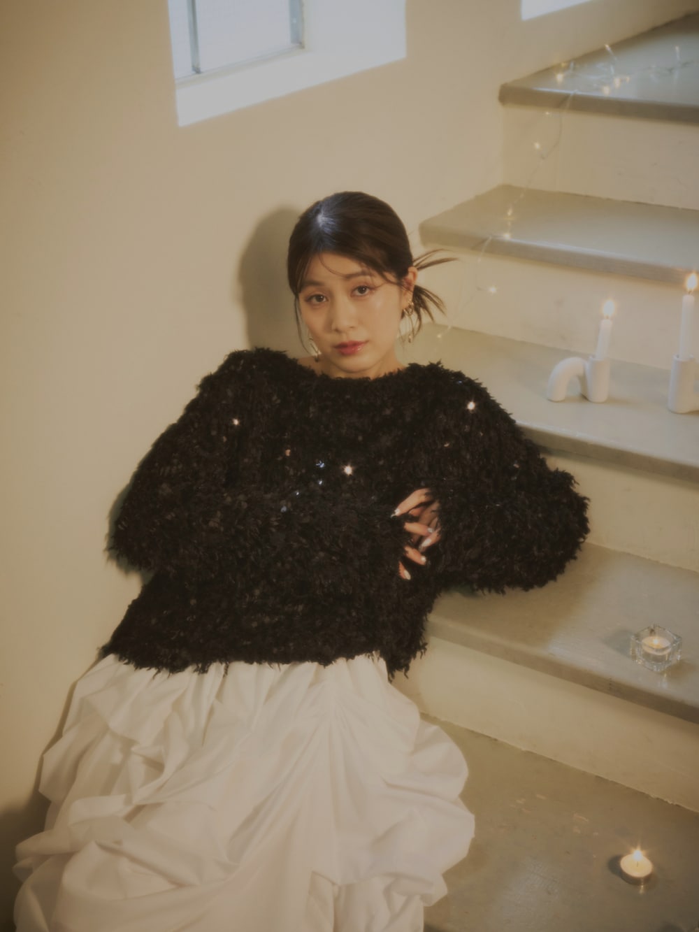 ブラック系のTシャツ/カットソー、ホワイト系のスカートを着用したレディースの秋コーディネートの2枚目の写真