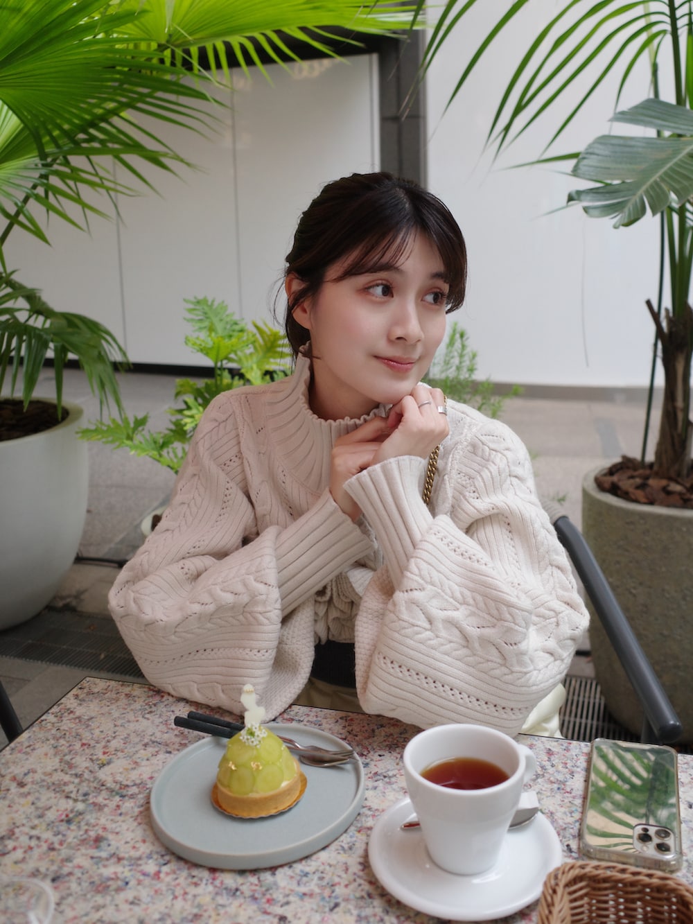 ホワイト系のニット/セーター、ベージュ系のその他パンツ、ゴールド系のブーツを着用したレディースの秋コーディネートの3枚目の写真