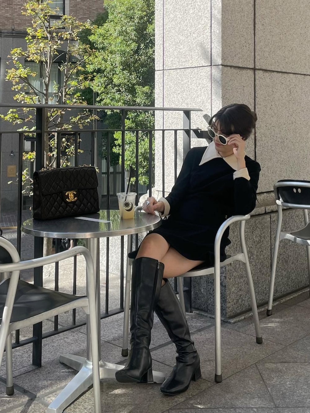 ブラック系のブーツを着用したレディースの秋コーディネートの2枚目の写真