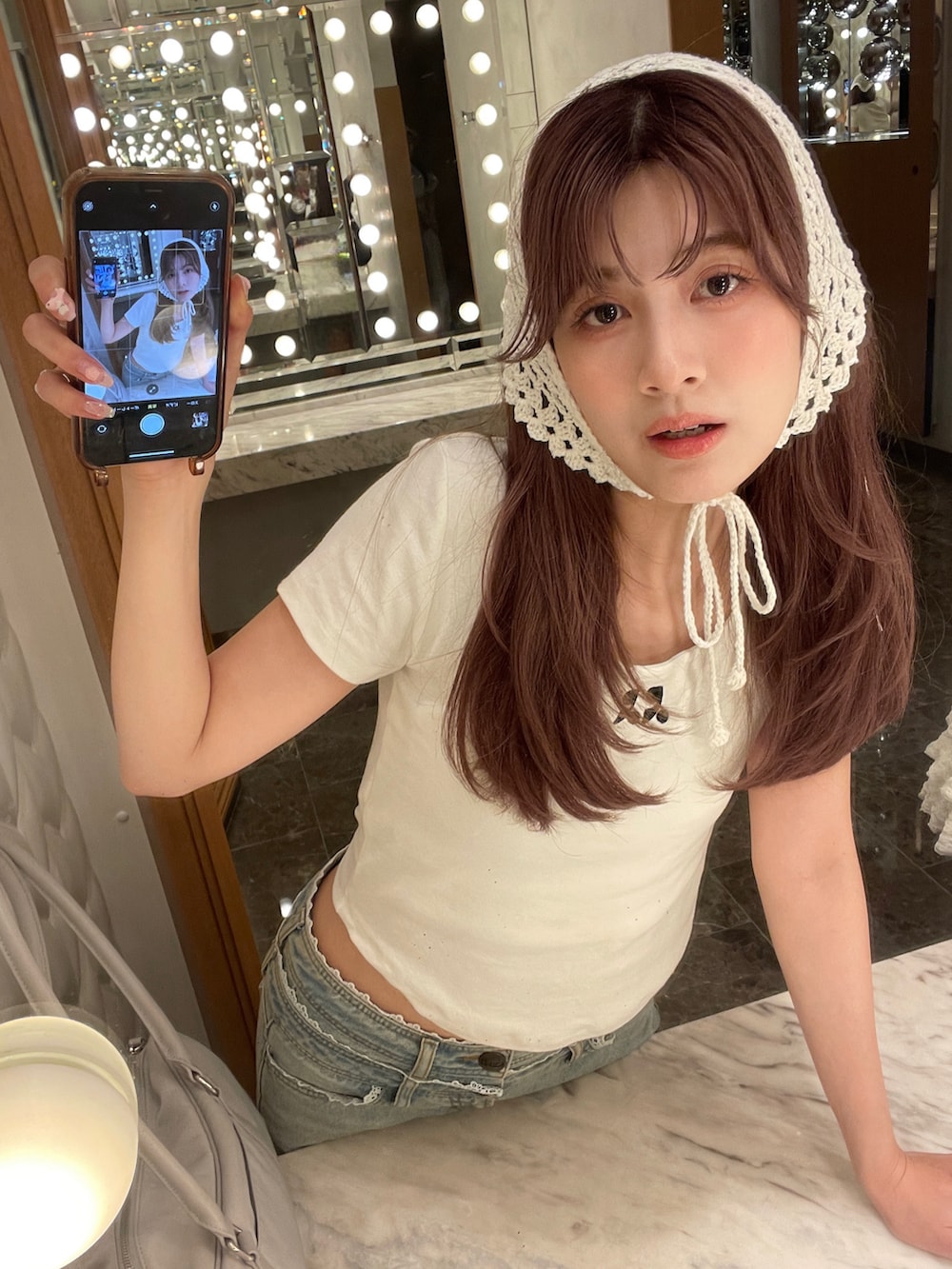 ブルー系のデニムパンツ、ホワイト系のTシャツ/カットソーを着用したレディースの夏コーディネートの2枚目の写真