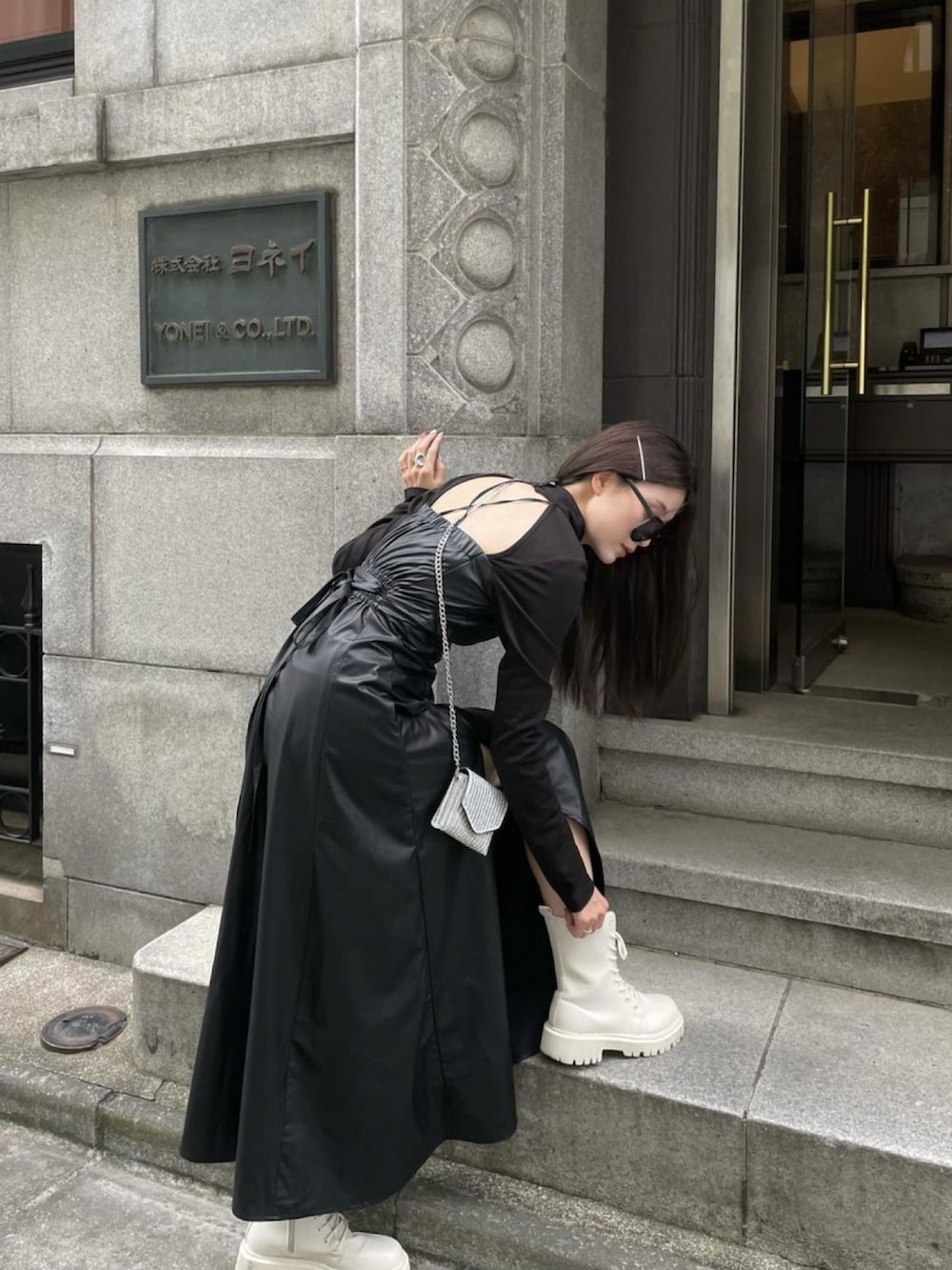 ブラック系のワンピース/ドレスを着用したレディースの秋コーディネートの2枚目の写真