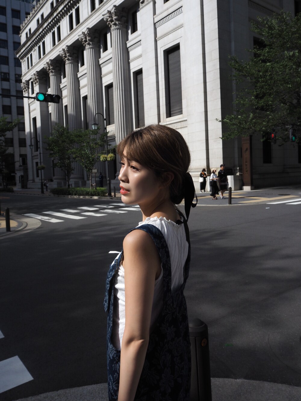 ブルー系のサロペット/オーバーオール、ホワイト系のサンダル、ブラウン系のバッグを着用したレディースの夏コーディネートの2枚目の写真