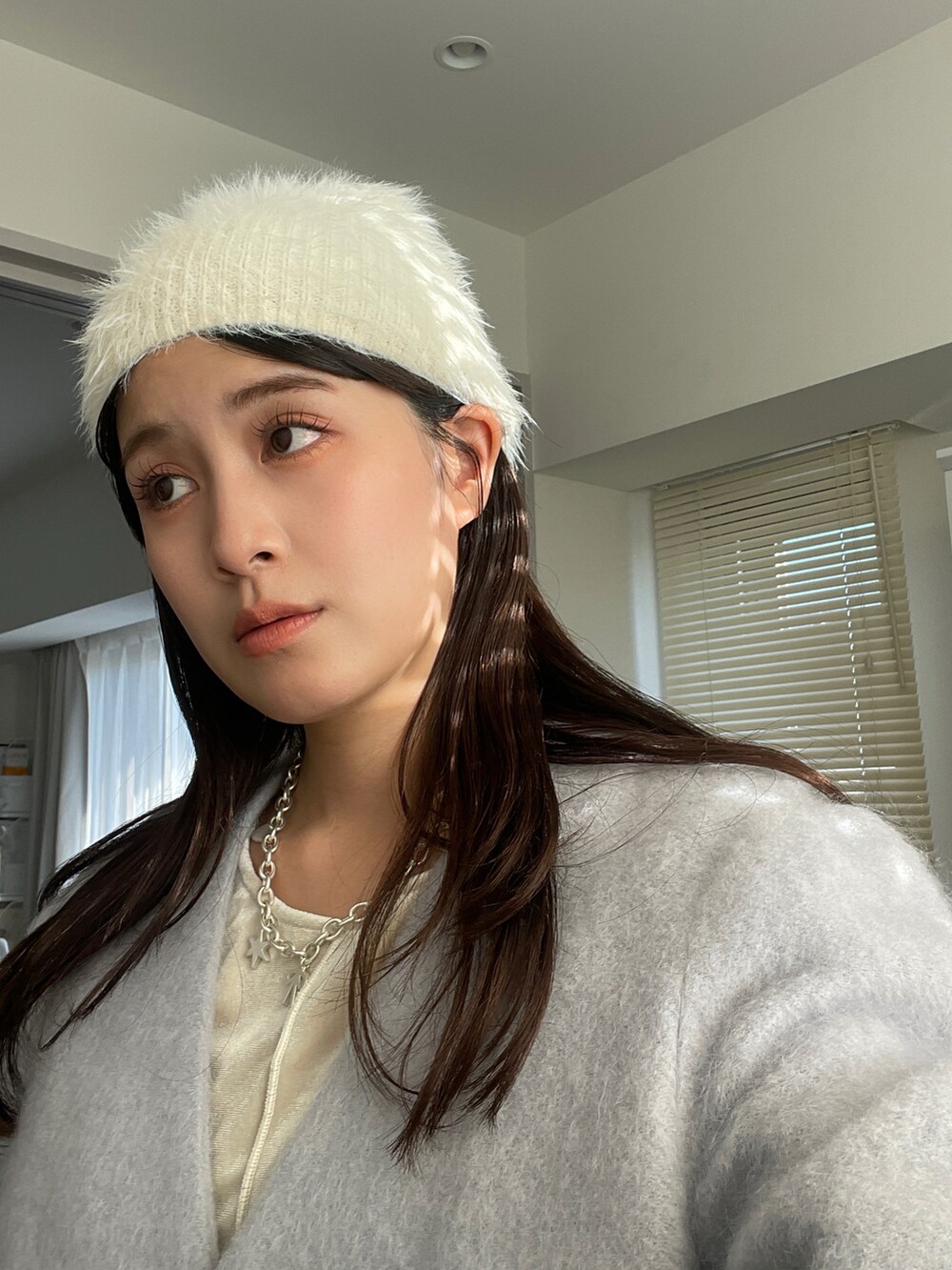 ブルー系のテーラードジャケット、ホワイト系のパンツ、ブラック系のスニーカーを着用したレディースの冬コーディネートの2枚目の写真