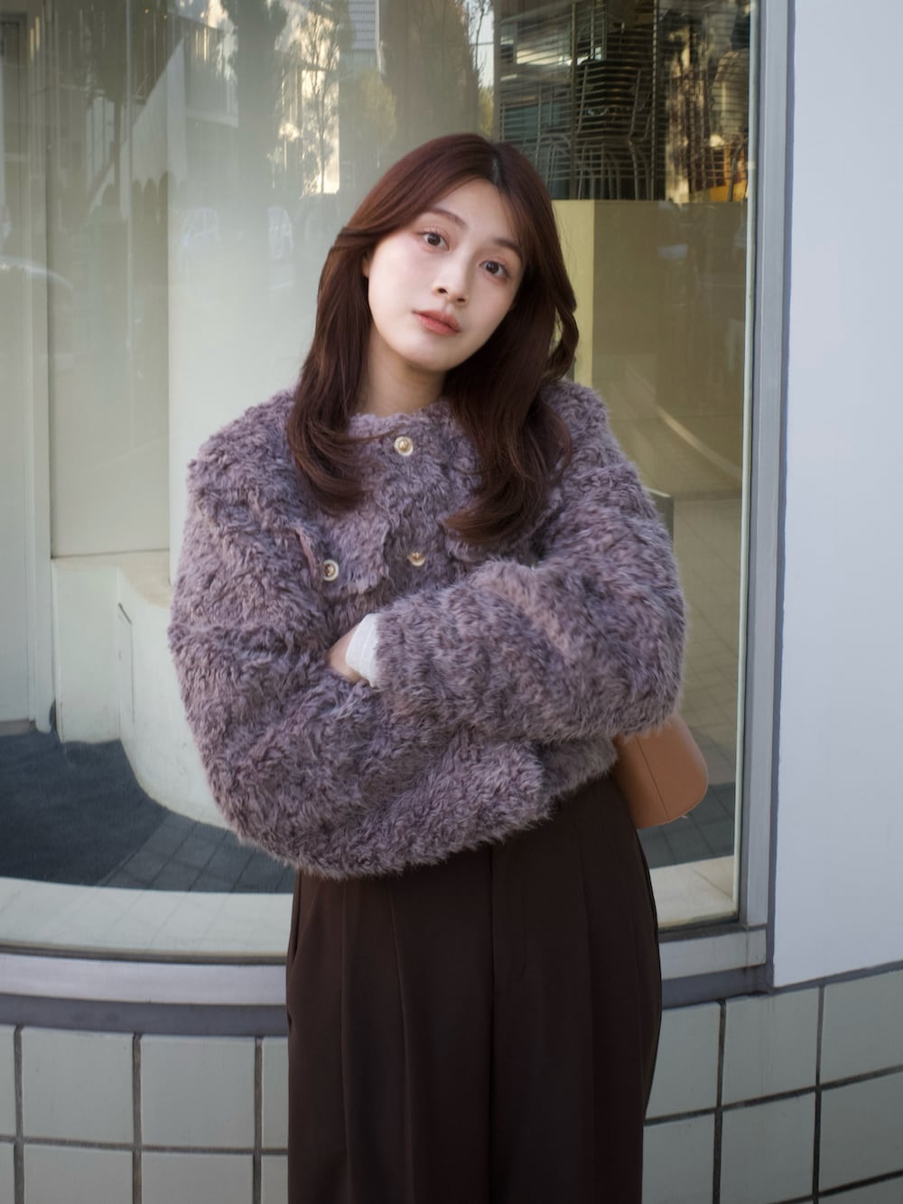 ベージュ系のブルゾン、ブラック系のパンプスを着用したレディースの秋コーディネートの2枚目の写真