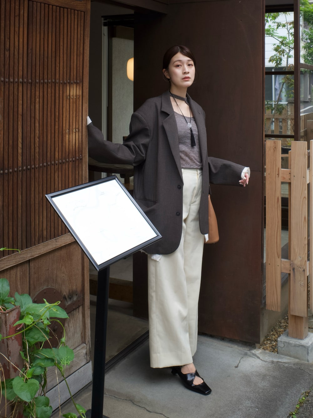 グレー系のその他アウター、イエロー系のその他パンツ、ブラック系のパンプスを着用したレディースの春コーディネートの2枚目の写真