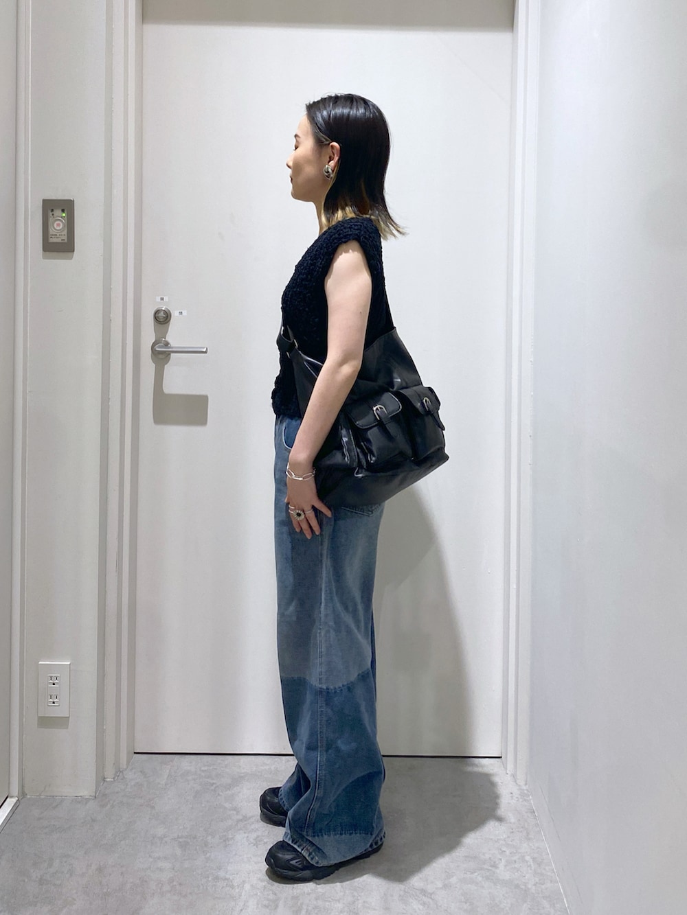 「低身長、低身長コーデ、デニムパンツ、ベスト、ショルダーバッグ、夏コーデ、韓国ファッション、休日スタイル、休日コーデ」｜「FREE'S MARTの◆リメイク風ワイドデニム（デニムパンツ、ブルー系）」を使った、miko.さん（レディース・152cm）の夏コーディネートの2枚目の写真