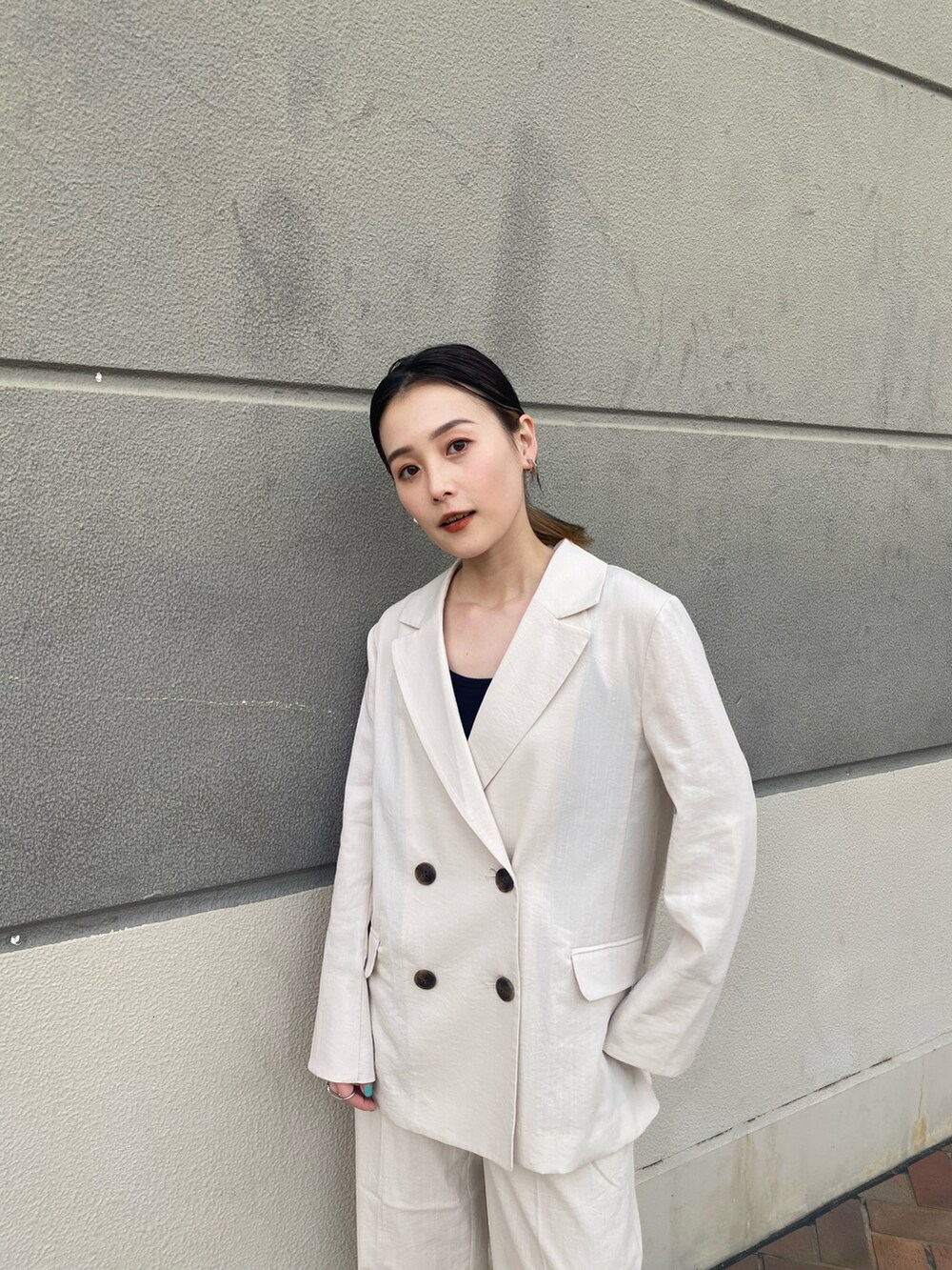 「シンプルコーデ、淡色コーデ、きれいめカジュアル、春アウター、春服みてみて、休日スタイル、春服デビュー宣言、セットアップ、ジャケット、低身長、FREE'S MART、春夏コーデ、いまどきジャケット写真」｜「FREE'S MARTのテレコタンク（タンクトップ、ブラック系）」を使った、miko.さん（レディース・152cm）の春コーディネートの2枚目の写真