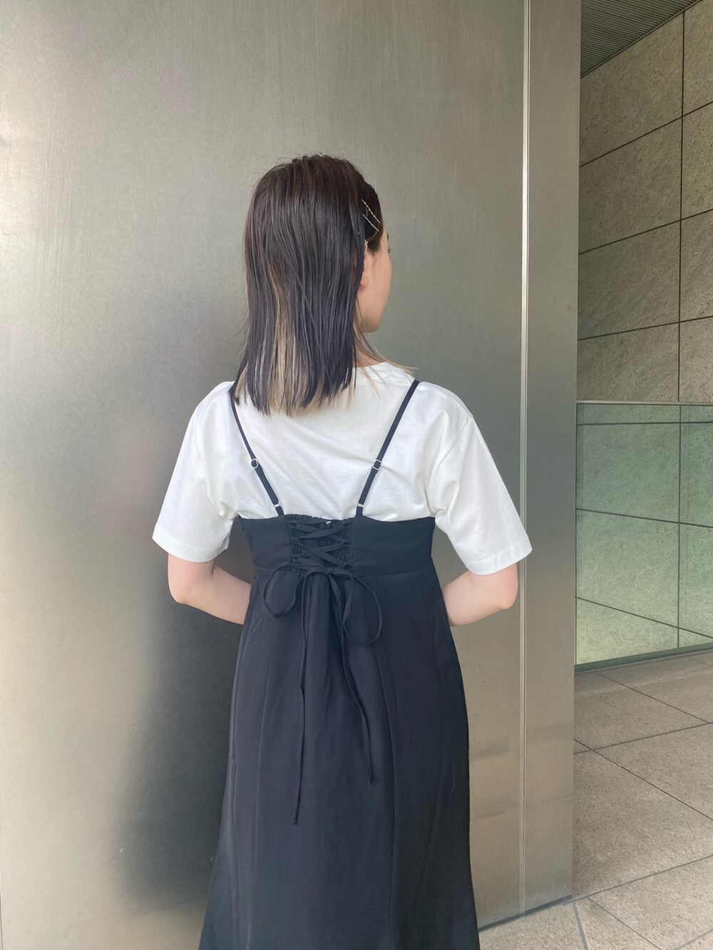 「ベスト、白スニーカー、ベージュ、シンプルコーデ、キャミワンピ、低身長コーデ、夏コーデ、モノトーン、フリーズマート(FREE'S MART)」｜「FREE'S MARTの◆袖取り外し2Wayミドル丈トレンチコート（トレンチコート、ベージュ系）」を使った、miko.さん（レディース・152cm）の春コーディネートの3枚目の写真