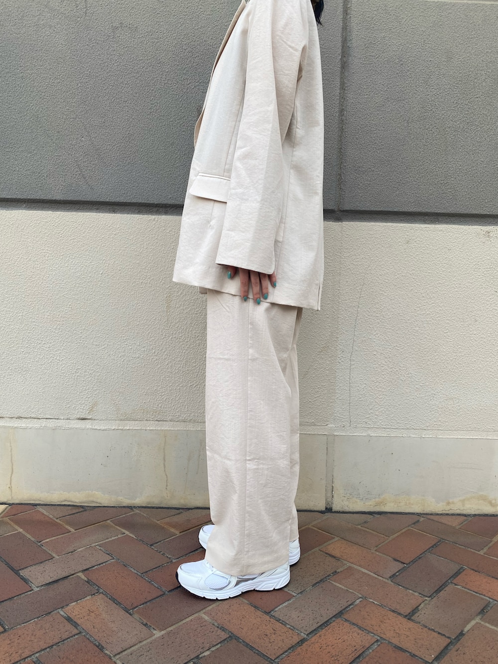 「シンプルコーデ、淡色コーデ、きれいめカジュアル、春アウター、春服みてみて、休日スタイル、春服デビュー宣言、セットアップ、ジャケット、低身長、FREE'S MART、春夏コーデ、いまどきジャケット写真」｜「FREE'S MARTのテレコタンク（タンクトップ、ブラック系）」を使った、miko.さん（レディース・152cm）の春コーディネートの3枚目の写真