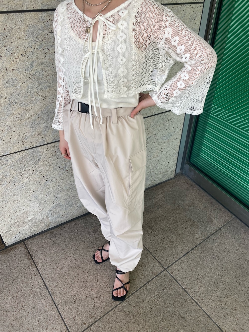 「シアートップス、モノトーン、夏コーデ、休日スタイル、ストリート、淡色コーデ、ビッグシルエット、韓国ファッション、FREE'S MART、低身長コーデ、今日のコーデ、パラシュートパンツ、大人カジュアル、カーゴパンツ、カーディガン」｜「FREE'S MARTのテレコタンク（タンクトップ、ホワイト系）」を使った、miko.さん（レディース・152cm）の夏コーディネートの3枚目の写真