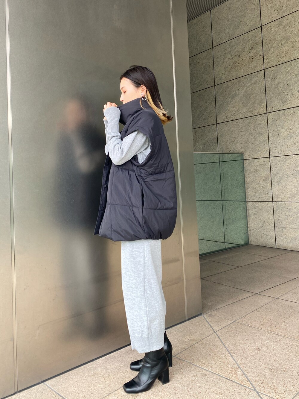 「ゆったりコーデ、ダウンベスト、低身長コーデ、ビッグシルエット、グレー、秋冬、ベスト、ニット、ニットワンピース、低身長、きれいめカジュアル、FREE'S MART」｜「FREE'S MARTのマルチWay袖取り外し中綿ブルゾン（ブルゾン、ブラック系）」を使った、miko.さん（レディース・152cm）の秋コーディネートの3枚目の写真