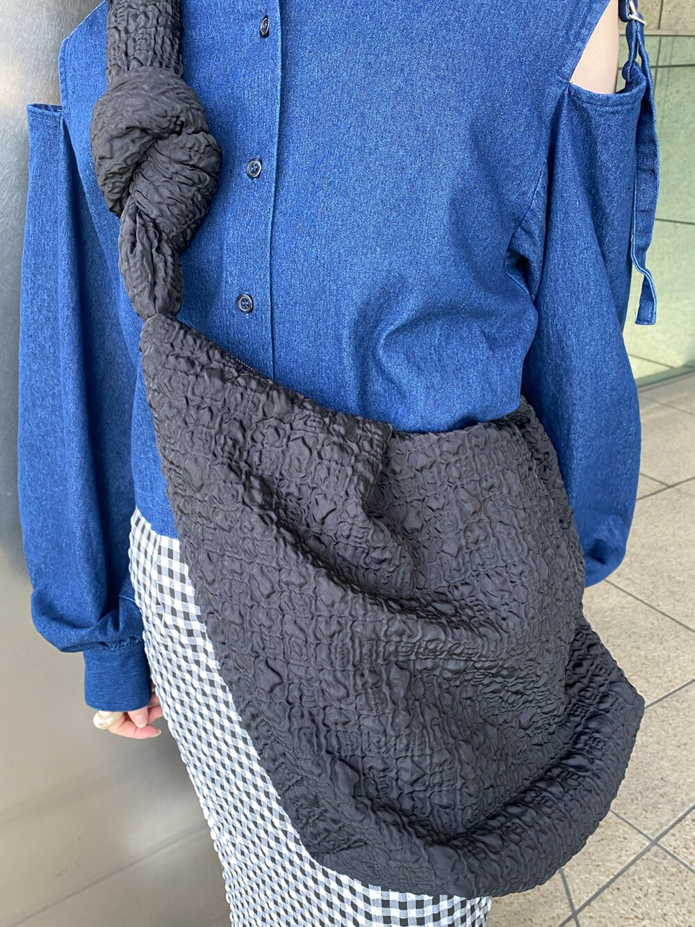 「春服みてみて、休日スタイル、モノトーン、メガネ女子、白スニーカー、春コーデ、Coming soon…、ショルダーバッグ、ボリューム袖、韓国ファッション、シャツスタイル、低身長、大人かわいい」｜「FREE'S MARTの【Sシリーズ対応】◆【WEB限定】ギンガムチェックハイウエストナロースカート（スカート、ブラック系）」を使った、miko.さん（レディース・152cm）の春コーディネートの4枚目の写真