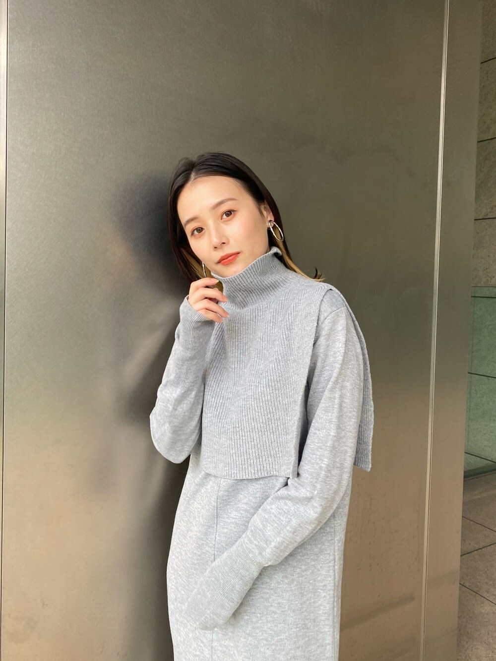 「ゆったりコーデ、ダウンベスト、低身長コーデ、ビッグシルエット、グレー、秋冬、ベスト、ニット、ニットワンピース、低身長、きれいめカジュアル、FREE'S MART」｜「FREE'S MARTのマルチWay袖取り外し中綿ブルゾン（ブルゾン、ブラック系）」を使った、miko.さん（レディース・152cm）の秋コーディネートの5枚目の写真