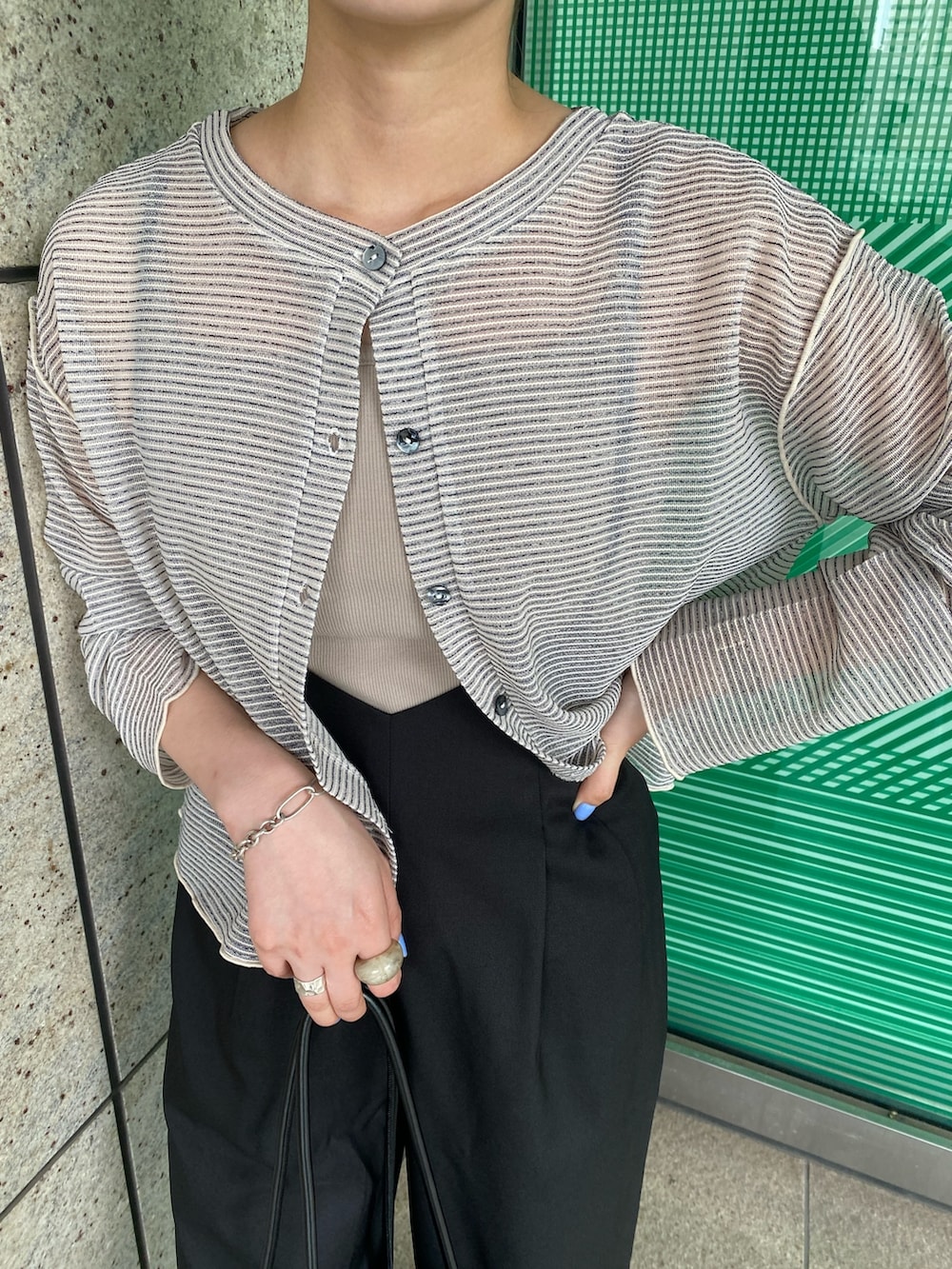 「メガネ女子、シアートップス、モノトーン、休日スタイル、ショルダーバッグ、韓国ファッション、シンフルコーデ、カーディガン、レイヤードスタイル、淡色コーデ、ボーダー、サンダル、低身長コーデ、きれいめカジュアル」｜「FREE'S MARTの◆カップ付ホルターキャミソール（キャミソール、グレー系）」を使った、miko.さん（レディース・152cm）の春コーディネートの2枚目の写真