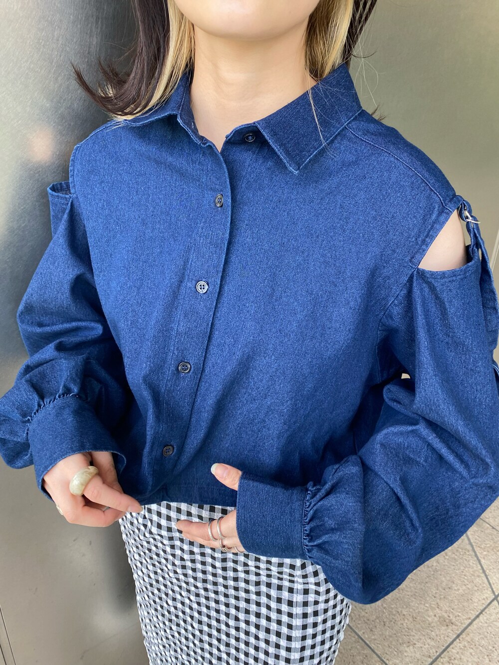 「春服みてみて、休日スタイル、モノトーン、メガネ女子、白スニーカー、春コーデ、Coming soon…、ショルダーバッグ、ボリューム袖、韓国ファッション、シャツスタイル、低身長、大人かわいい」｜「FREE'S MARTの【Sシリーズ対応】◆【WEB限定】ギンガムチェックハイウエストナロースカート（スカート、ブラック系）」を使った、miko.さん（レディース・152cm）の春コーディネートの3枚目の写真