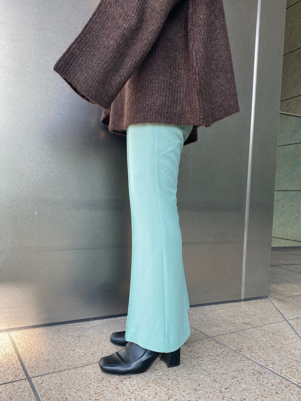 「フレアパンツ、ニット、きれいめカジュアル、秋冬コーデ、ビックシルエット、低身長、152cm、大人カジュアル、大人かわいい、カラーパンツ、FREE'S MART」｜「FREE'S MARTの【Sシリーズ対応】＜岡崎紗絵さんコラボ＞カルゼカットソーフレアパンツ（スラックス、グリーン系）」を使った、miko.さん（レディース・152cm）の秋コーディネートの4枚目の写真