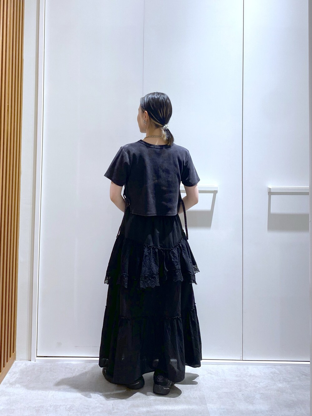 「低身長、低身長コーデ、ブラックコーデ、モノトーン、モノトーンコーデ、スカート、休日スタイル、休日コーデ、ショルダーバッグ、スニーカー、モード」｜「FREE'S MARTのアイテム（トップス、ブラック系）」を使った、miko.さん（レディース・152cm）の夏コーディネートの2枚目の写真