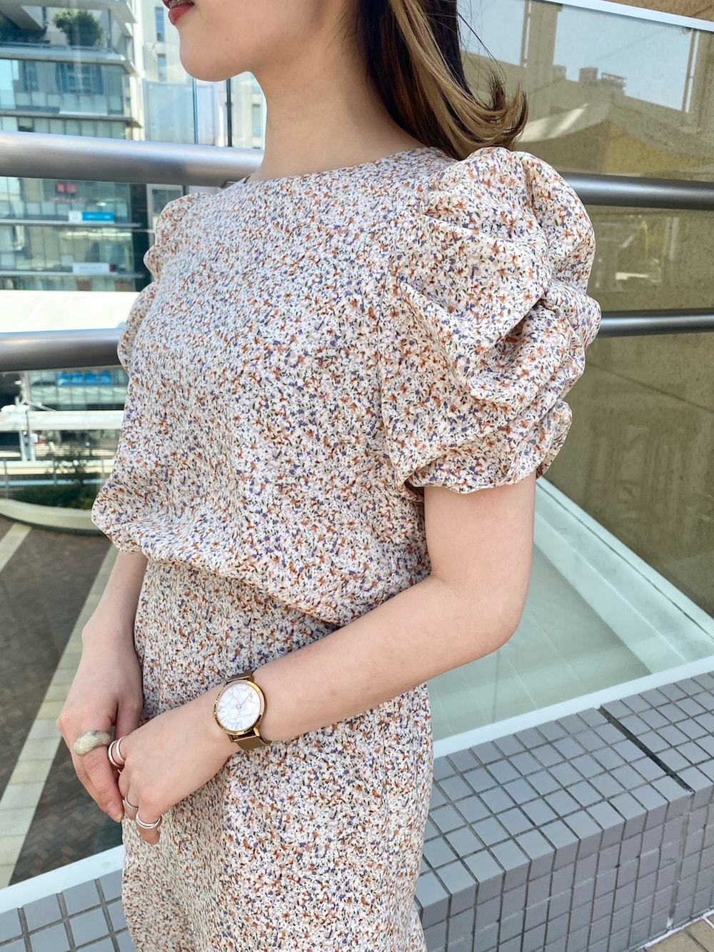 ホワイト系のサンダル、ブラック系のショルダーバッグ、ベージュ系のワンピースを着用したレディースの春コーディネートの2枚目の写真