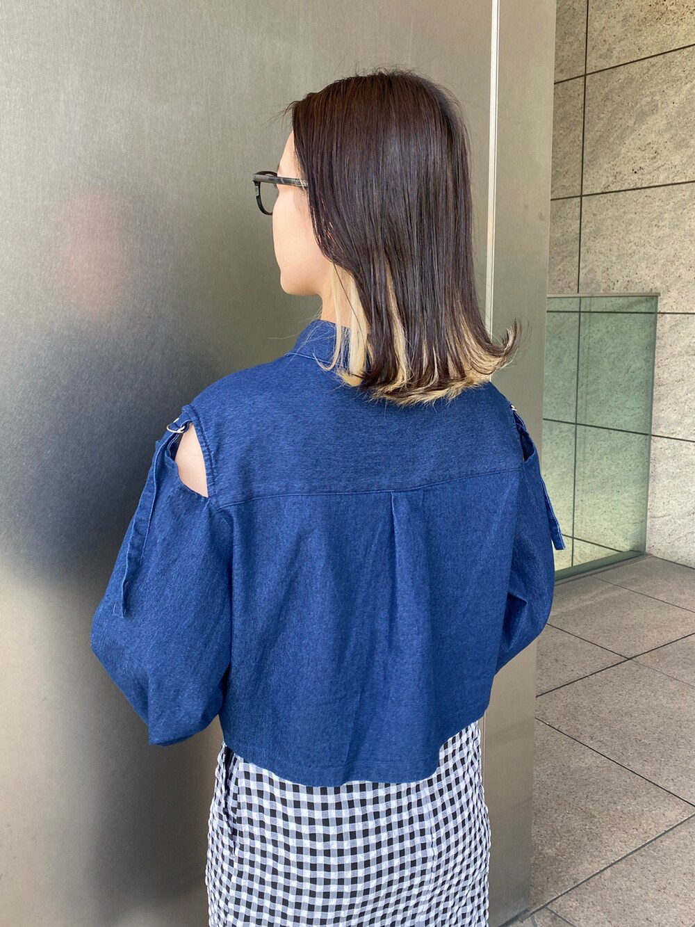 「春服みてみて、休日スタイル、モノトーン、メガネ女子、白スニーカー、春コーデ、Coming soon…、ショルダーバッグ、ボリューム袖、韓国ファッション、シャツスタイル、低身長、大人かわいい」｜「FREE'S MARTの【Sシリーズ対応】◆【WEB限定】ギンガムチェックハイウエストナロースカート（スカート、ブラック系）」を使った、miko.さん（レディース・152cm）の春コーディネートの2枚目の写真