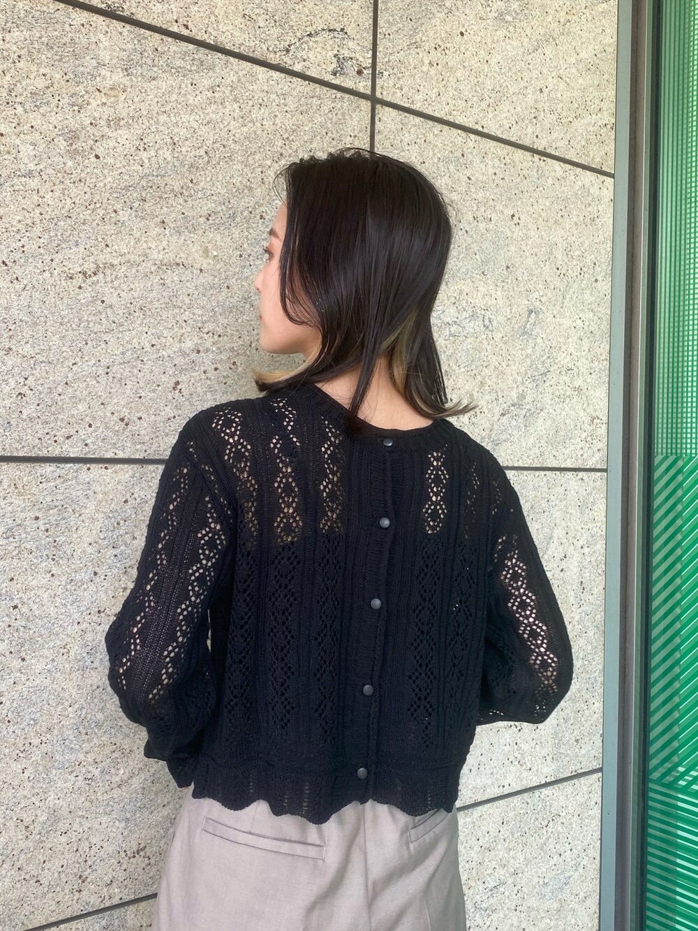 「ビックシルエット、春服みてみて、デニムジャケット、スラックス、休日スタイル、モノトーン、春コーデ、オフィスカジュアル、ボリューム袖、ジャケット、低身長、デニム、大人カジュアル、キレイめカジュアル、いまどきジャケット写真」｜miko.さん（レディース・152cm）の春コーディネートの3枚目の写真