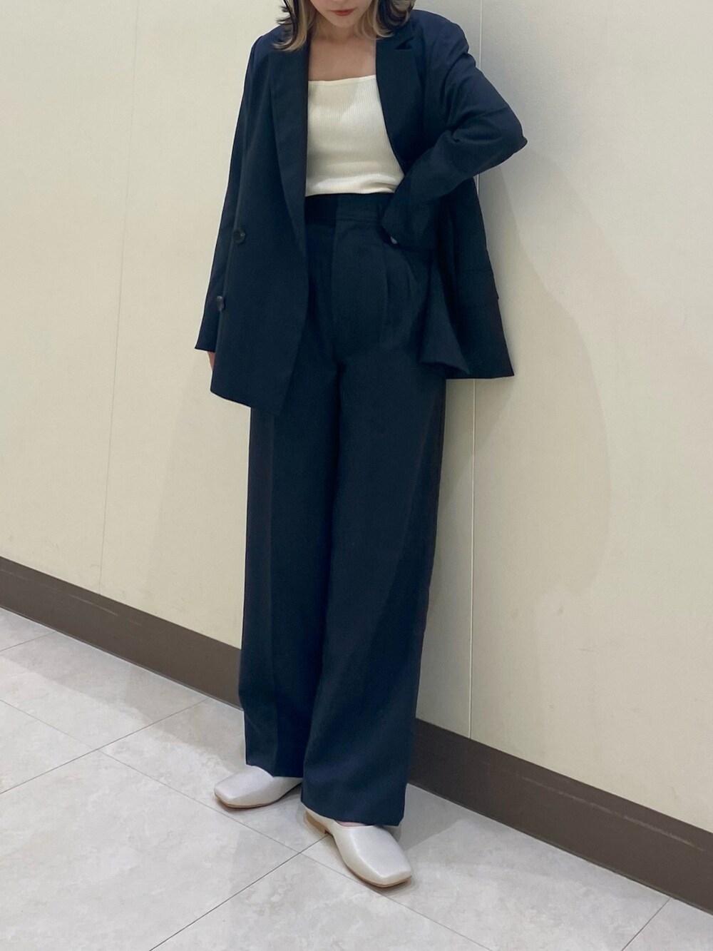 「きれいめカジュアル、秋服コーデ、低身長コーデ、ブラック、セットアップ、シンプルスタイル、低身長、152cm、ジャケット、秋服、FREE'S MART」｜「FREE'S MARTの◇ダブルブレストテーラードジャケット（テーラードジャケット、ブラック系）」を使った、miko.さん（レディース・152cm）の秋コーディネートの3枚目の写真