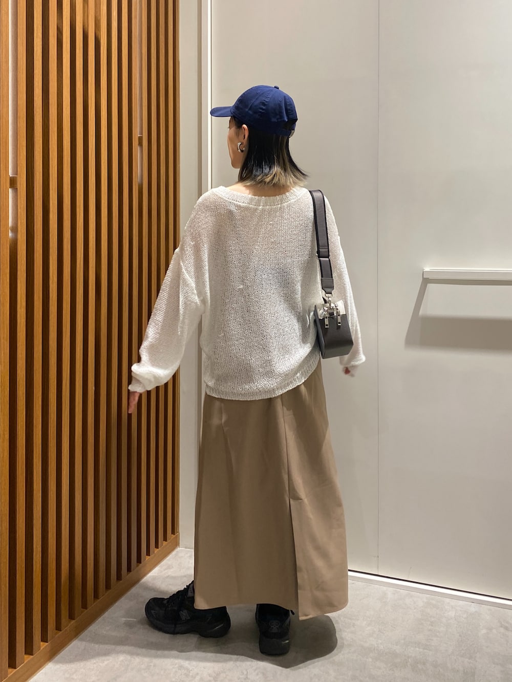 「シアートップス、お出かけコーデ、キャップ、春色、きれいめカジュアル、休日スタイル、スニーカー、ショルダーバッグ、レイヤードスタイル、152cm、メッシュ、FREE'S MART、シンプル、カジュアル」｜「FREE'S MARTの◆梳毛調合繊ステッチナローキャミワンピース（ワンピース、ブラウン系）」を使った、miko.さん（レディース・152cm）の春コーディネートの3枚目の写真