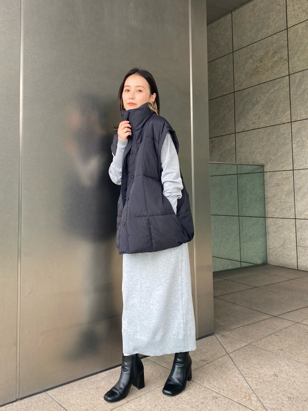 「ゆったりコーデ、ダウンベスト、低身長コーデ、ビッグシルエット、グレー、秋冬、ベスト、ニット、ニットワンピース、低身長、きれいめカジュアル、FREE'S MART」｜「FREE'S MARTのマルチWay袖取り外し中綿ブルゾン（ブルゾン、ブラック系）」を使った、miko.さん（レディース・152cm）の秋コーディネートの2枚目の写真