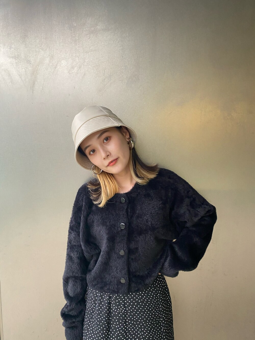 「カジュアル、低身長コーデ、ロングスカート、ニット、バケットハット、ショート丈トップス、ブラック、モノトーンコーデ、152cm、モノトーン、FREE'S MART」｜「FREE'S MARTの変形ドットマーメイドスカート（スカート、ブラック系）」を使った、miko.さん（レディース・152cm）の秋コーディネートの3枚目の写真