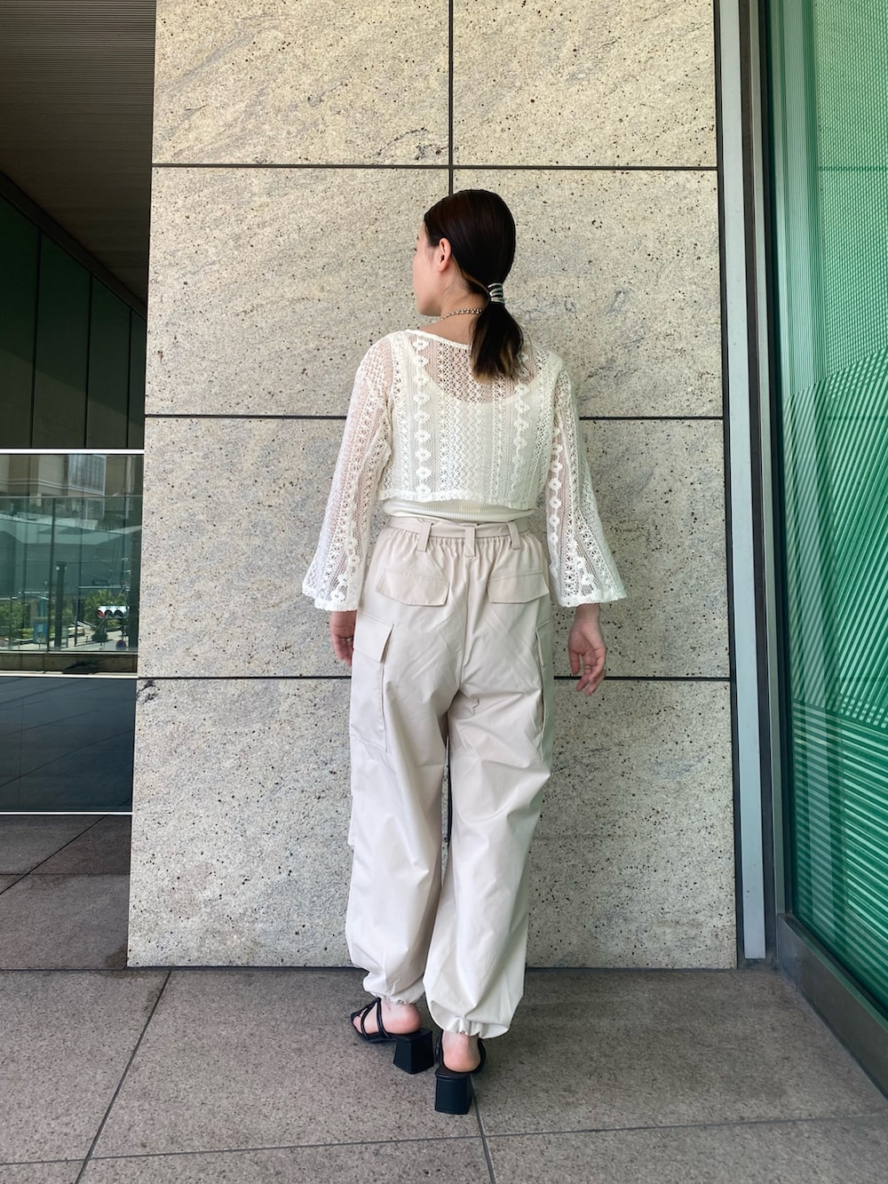 「シアートップス、モノトーン、夏コーデ、休日スタイル、ストリート、淡色コーデ、ビッグシルエット、韓国ファッション、FREE'S MART、低身長コーデ、今日のコーデ、パラシュートパンツ、大人カジュアル、カーゴパンツ、カーディガン」｜「FREE'S MARTのテレコタンク（タンクトップ、ホワイト系）」を使った、miko.さん（レディース・152cm）の夏コーディネートの2枚目の写真
