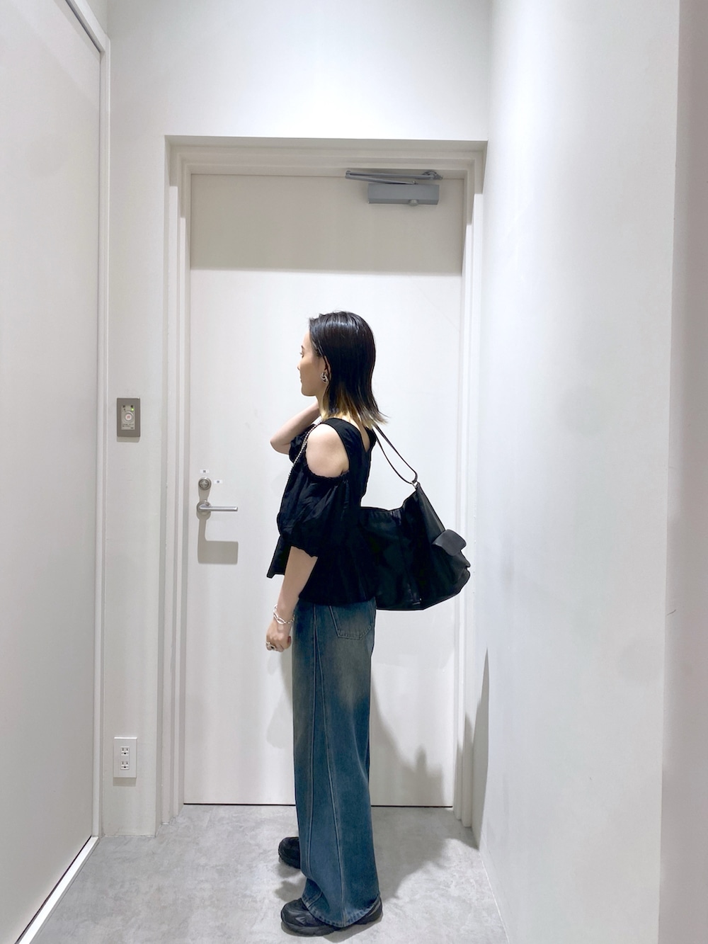 「低身長、低身長コーデ、デニムパンツ、夏コーデ、ブラウス、モード、ブラックコーデ、モノトーン、ショルダーバッグ、休日スタイル、休日コーデ」｜「FREE'S MARTの[低身長サイズ・Lサイズあり］サイドパネルヴィンテージライクワイドデニム[Sシリーズ]（デニムパンツ、ブルー系）」を使った、miko.さん（レディース・152cm）の夏コーディネートの2枚目の写真