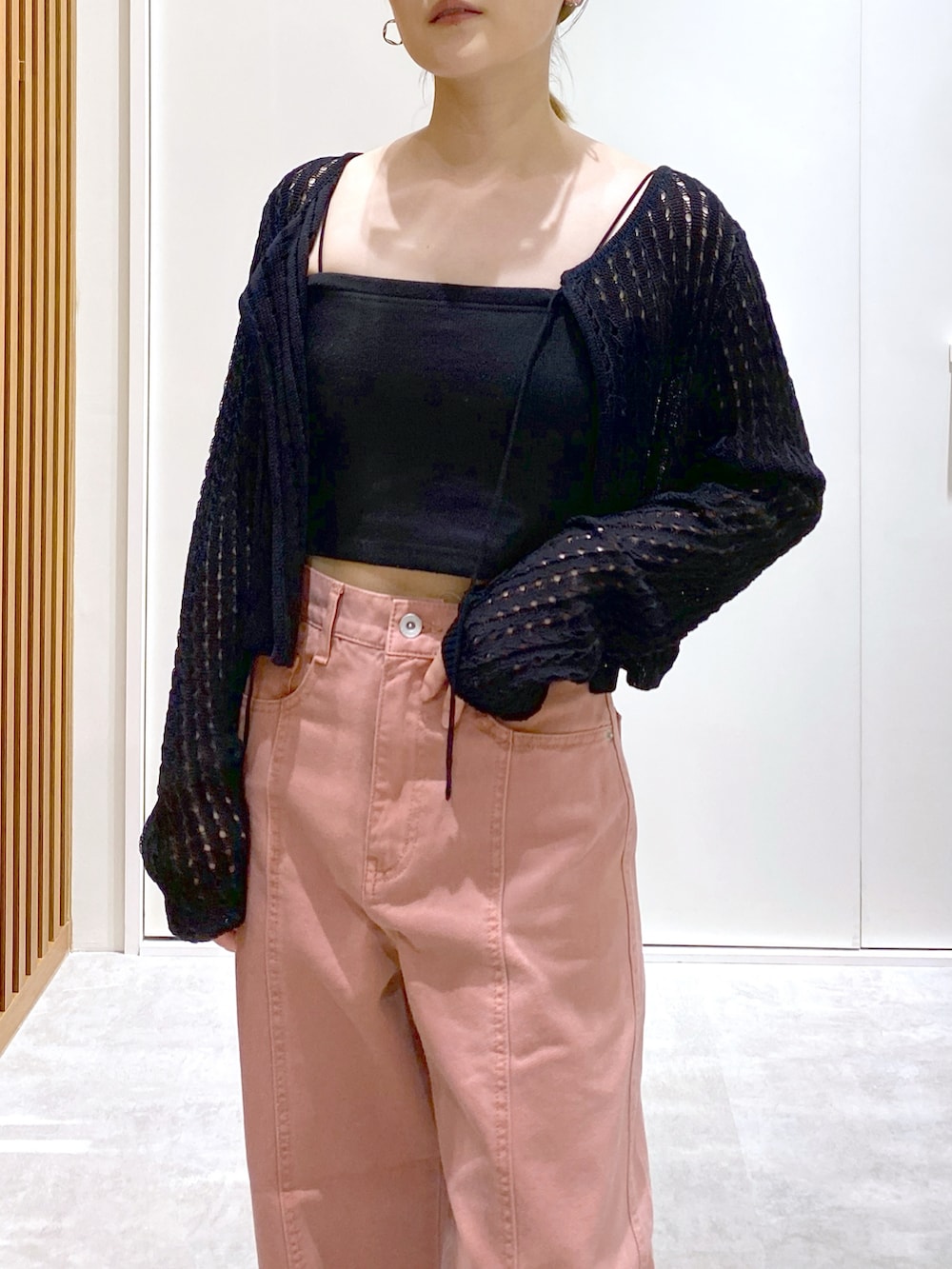 「低身長、ブラックコーデ、低身長コーデ、カラーパンツ、ピンク、デニムパンツ、メガネ女子、カジュアルコーデ、休日スタイル、休日コーデ、ボレロ」｜「FREE'S MARTの◇[低身長サイズ/Sシリーズ]ワイドストレートカラーパンツ（デニムパンツ、ピンク系）」を使った、miko.さん（レディース・152cm）の夏コーディネートの2枚目の写真