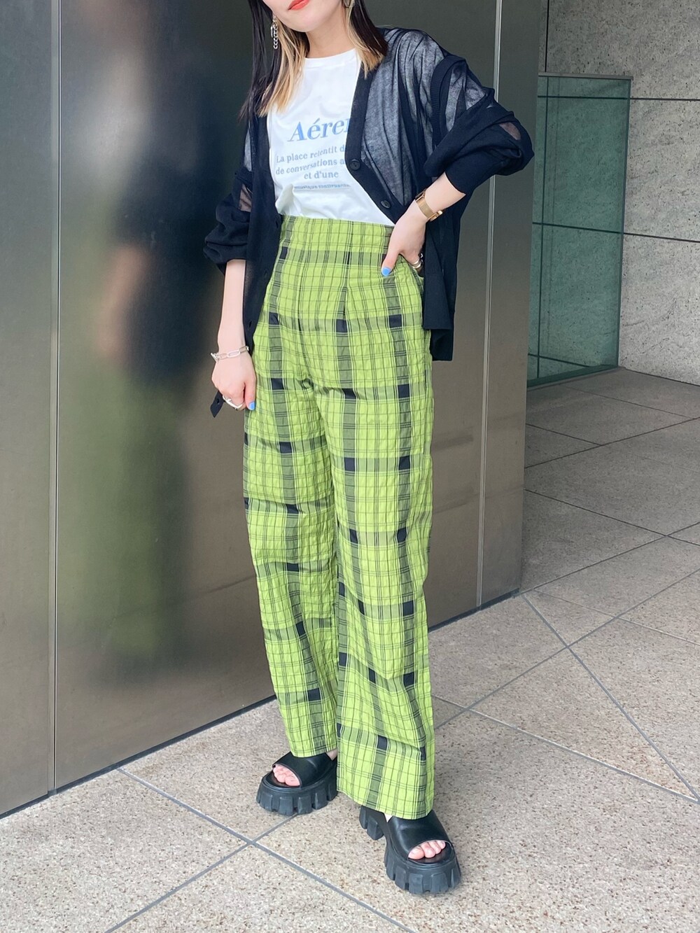 「モード、初夏コーデ、シアートップス、モノトーン、休日スタイル、韓国ファッション、シンプルコーデ、ビックシルエット、レイヤードスタイル、ベスト、低身長コーデ、低身長、カシュクール」｜「FREE'S MARTの◆ロゴ刺繍Tシャツ（Tシャツ/カットソー、ホワイト系）」を使った、miko.さん（レディース・152cm）の春コーディネートの2枚目の写真